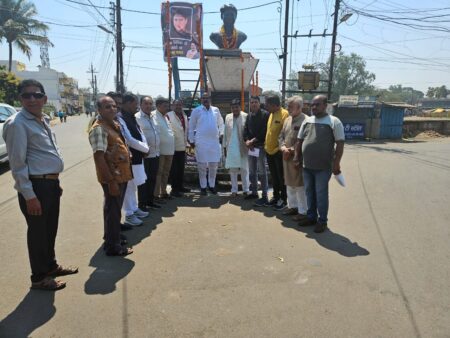 माधवराव सिंधिया जी की जयंती मनायी गयी सिवनी यशो: - आज पूर्व केंद्रीय मंत्री माधवराव सिंधिया की 79 वीं जयंती पर माधवराव सिंधिया चौक में मनायी गयी । भाजपा के वरिष्ठ नेताओं ने माधवराव जी सिंंधिया को श्रद्धासुमन अर्पित किये । भाजपा जिला उपाध्यक्ष एवं सिंधिया समर्थक प्रदीप राय द्वारा आयोजित कार्यक्रम में भाजपा के वरिष्ठ नेता वेदसिंह ठाकुर एवं सिवनी विधायक दिनेश राय मुनमुन,श्रद्धासुमन अर्पित करते हुये उनके व्यक्तित्व एवं कृतित्व पर संक्षेप में विचार रखते हुये बताया कि वे अपने समय के बहुत विचारशील राजनेता थे जो विकास के प्रति समर्पित भाव से कार्य करते थे । उन्होंने कहा कि स्व. सिंधिया जनता के दिलों पर राज करने वाले नेता थे उन्होंने साल 1961 में पिता जीवाजीराव सिंधिया की मृत्यु के बाद ग्वालियर के महाराज बने थे। जनसंघ से अपना राजनीतिक सफर शुरू करने वाले बड़े महाराज लगातार 9 बार लोकसभा का चुनाव जीते और केंद्र में रेल, नागरिक विमानन, पर्यटन तथा मानव संसाधन विकास मंत्रालयों की जिम्मेदारी संभाली। करीब चार दशक के राजनीतिक करियर में उन्होंने देश को अनेक विकास की सौगाते दी । स्व. सिंधिया की जयंती कार्यक्रम में भाजपा जिला उपाध्यक्ष संतोष अग्रवाल, लोकसभा विस्तारक दीपक जी, भाजपा जिला उपाध्यक्ष आनंद शर्मा, कपिल पांडे, शफीक पटेल, रामजी चंद्रवंशी, रामलाल राय,दादूराम चौबे, अल्केश रजक, अखिलेश राय , मनीष राय,अनीता राठोर, संतोष जैन जिब्राईल मंसूरी सहित अनेक कार्यकत्र्ताओं ने उपस्थित होकर श्रद्धासुमन अर्पित किये ।