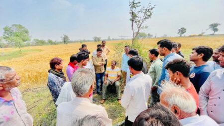 विधायक दिनेश राय मुनमुन ने बेमौसम वर्षा एवं ओलावृष्टि से प्रभावित ग्रामो का किया दौरा सिवनी यशो:- रविवार 31 मार्च को सिवनी विधानसभा क्षेत्र के विधायक दिनेश राय मुनमुन ने बेमौसम वर्षा एवं ओलावृष्टि से प्रभावित ग्रामो का दौरा फसलों का मुआयना किया। विधायक श्री राय ने विधानसभा क्षेत्र अंतर्गत गत रात्रि बेमौसम बारिश एवं ओलावृष्टि प्रभावित हुए ग्राम संगई, गंगई, जैतपुर, जमुनिया, करहैया, विनेकी, कमकासुर, नैनपार, सहित आस-पास के ग्रामों का दौरा कर खेतों का मुआयना किया तथा कृषक बंधुओं का हाल जाना। इस दौरान आपने वरिष्ठ अधिकारियों को अवगत कराते हुए बताया कि बेमौसम बारिश एवं ओलावृष्टि से नुकसान दिख रहा है। तथा फसलों को हुए नुकसान की वास्तविक स्थिति तीन-चार दिनों बाद सामने आने की बात कही। इसके पश्चात विधायक श्री राय ने ग्राम लखनवाड़ा वरिष्ठ भाजपा नेता अटल बघेल के निवास पहुंचकर उनकी धर्मपत्नी सरपंच श्रीमती राधा बघेल जी की स्वास्थ्य संबंधी जानकारी लिया।