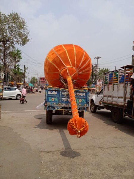 हिन्दू सेवा परिषद की गदा यात्रा पहुंची सिवनी सिवनी यशो:- जिला मुख्यालय के छिंदवाड़ा चौक में हिन्दू सेवा परिषद के तत्वाधान में 31 मार्च रविवार को द्वादश स्थापना दिवस एवं हिन्दू नव वर्ष के अवसर पर गदा यात्रा निकाली गई। हिन्दू धर्म गदा यात्रा नगर के लक्ष्मी नारायण मंदिर, बस स्टैंड, नेहरू रोड, दुर्गा चौक से होते हुए छिंदवाड़ा चौक पहुँची। धर्म सभा में मुख्य अतिथि के रूप में काजल हिंदुस्तानी (गुजरात) का भव्य स्वागत किया गया। इसके पश्चात काजल हिंदुस्तानी ने सर्वप्रथम दीप प्रज्वलित कर सभा को संबिधित किया। जय श्री राम के नारे के साथ ही उद्बोधन में कहा गया कि 22 फरवरी 2024 को रामलला अयोध्या में आ गए है। ये प्रथम रामनवमी को एकत्र होकर रामनवमी मनाने की बात कही एवं यहाँ उपस्थित प्रत्येक व्यक्ति 5 को हिन्दू सेवा परिषद में सम्मिलत होने की अपील की है। इस यात्रा में संत समागम पं. पू. श्री बाल संत नवनीत, प. पू. किशोरी स्वेता शर्मा कथा वाचक,प. आचार्य ओम दीक्षित की उपस्थित में हनुमान चालीसा का पाठ हुआ। हिन्दू सेवा परिषद के धनराज मानाठाकुर, प्रदेश सहसचिव, पिंकेश विश्कर्मा जिला महासचिव, दीपक रजक, अजय विश्कर्मा, शिवा तिवारी, नितेश साहू ,सुशील,सनोडिया, मनीष वर्मा, मन्नू उइके, ने अधिक से अधिक संख्या में पहुंचे सभी का हिन्दू सेवा परिषद ने आभार जताया।