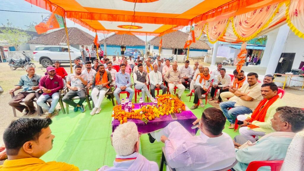 बुजुर्ग अम्मा के पहुँचकर मुनमुन ने जाना हाल - Seoni News