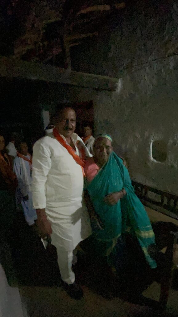 बुजुर्ग अम्मा के पहुँचकर मुनमुन ने जाना हाल - Seoni News