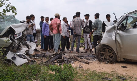 तेज रफ्तार दो कारों की टक्कर में पिता-पुत्र की मौके पर मौत, दस घायल नरसिंहपुर से बालाघाट लौट रहा था नेमा परिवार, सिवनी-बालाघाट मार्ग पर 24 घंटे में दूसरा हादसा सिवनी यशो:- सिवनी जिला के बरघाट के समीप सिवनी -बालाघाट राजमार्ग पर के कौडिय़ा गांव में सोमवार दोपहर करीब डेढ़ बजे दो कारों की आमने-सामने की टक्कर में बालाघाट के नेमा परिवार के पिता पुत्र मौत हो गयी जबकि दोनों कारों के दस अन्य बुरी तरह घायल है जिनका उपाचार सिवनी जिला चिकित्सालय एवं बरघाट सामुदायिक स्वास्थ्य केन्द्र में चल रहा है । जानकारी के अनुसार दुर्घटना में एक कार में सवार बालाघाट निवासी नितिन नेमा 43 वर्ष और उनके बेटे अक्षांश 9 वर्ष की घटना स्थल पर ही मौत हो गई, वहीं पत्नी और बड़ा बेटा गंभीर रूप से घायल है। बरघाट क्षेत्र में 24 घंटे के अंदर यह दूसरी बड़ी सड़क दुर्घटना है । दुर्घटनाग्रस्त दूसरी कार में आठ व्यक्ति घायल हुये है जिनका इलाज चल रहा है। नेमा परिवार नरसिंहपुर में आयोजित वैवाहिक कार्यक्रम में शामिल होकर वापस बालाघाट लौट रहा था। वहीं बालाघाट से एक कार में सवार सात लोग जिले के बरघाट में आयोजित विवाह समारोह में शामिल होने जा रहे थे। इसी बीच दोनों कार वाहनों की जोरदार टक्कर हो गई। सिवनी-बालाघाट मार्ग पर 24 घंटे में यह दूसरा सड़क हादसा घटित हुआ है। रविवार शाम धरना के पास हुए एक सड़क हादसे में बाइक पर सवार तीन लोगों की मौत हो गई थी।