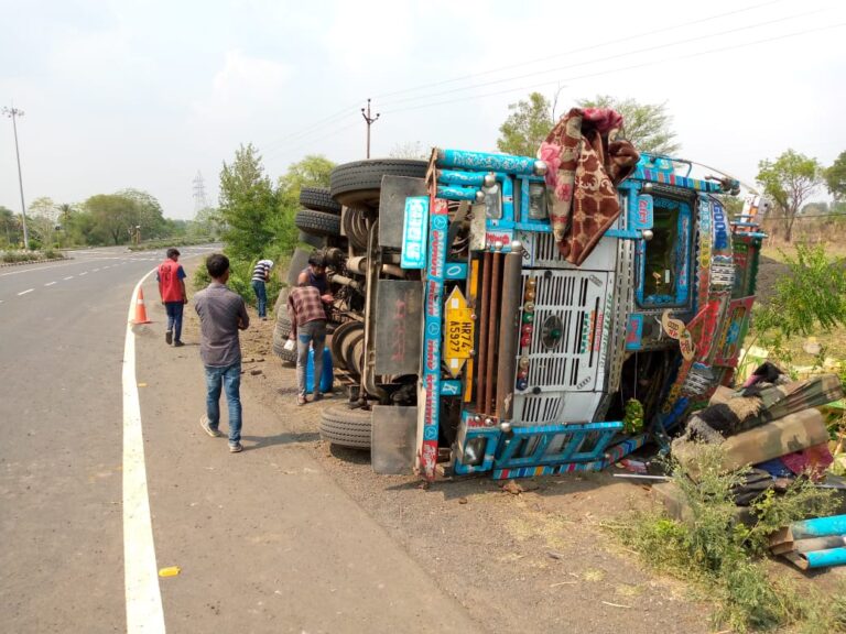 बाइक सवार को बचाने ट्रक अनियंत्रित होकर पल्टा, घायल ड्राईवर को एन एच आई एंबुलेंस ने पहुंचाया नगर के सामुदायिक स्वास्थ्य केंद्र बड़ा हादसा टला, ट्रक चालक सुरक्षित पैर में आई चोट, छपारा यशो:- 22 मई बुधवार को दोपहर नगर से डेढ़ किलोमीटर दूर ग्राम छपारा कलां के पास एन एच 44 फोरलेन सड़क पर एक बाइक सवार को बचाने में एक ट्रक अनियंत्रित होकर सड़क किनारे पलट गया और एक बड़ा हादसा ट्रक चालक की सतर्कता से टल गया इस दुर्घटना में कोई जनहानि नहीं हुई ट्रक चालक को पैर में गंभीर चोट आई जिसे एन एच आई एंबुलेंस ने सूचना पर नगर के सामुदायिक स्वास्थ्य केंद्र में उपचार हेतु पहुंचाया। मिली जानकारी के अनुसार नगर के एन एच 44 फोरलेन के ग्राम छपारा कलां के सड़क क्रासिंग में एक बाइक सवार बुधवार दोपहर लगभग 2 बजे लापरवाहीपूर्वक सड़क पार करते समय बीच सड़क पर आ गया वहीं चंडीगढ़ से हैदराबाद शिमला मिर्च भरा ट्रक क्रमांक ॥क्र७४ -्र -5927 के चालक इमरान ने बाइक सवार को बचाने की भरसक कोशिश में ट्रक अनियंत्रित होकर कुछ दूरी पर पलट गया और ट्रक में लोड सब्जी शिमला मिर्च के कार्टून मौके पर बिखर गए स्थानीय लोगों को द्वारा बताया गया कि उक्त बाइक सवार बुलेट में था जो दुर्घटना के बाद बगैर रुके वहां से चला गया इस दुर्घटना में ट्रक चालक इमरान को पैर एडी में गंभीर चोट आई जिसे एन एच आई एंबुलेंस ने नगर के सामुदायिक स्वास्थ्य केंद्र उपचार हेतु पहुंचाया। ज्ञात हो की एन एच 44 फोरलेन के ग्राम छपारा कलां बाईपास सड़क पर लापरवाही पूर्वक सड़क पार करते समय पूर्व वर्षों में अनेक सड़क हादसे घटित हो चुके हैं