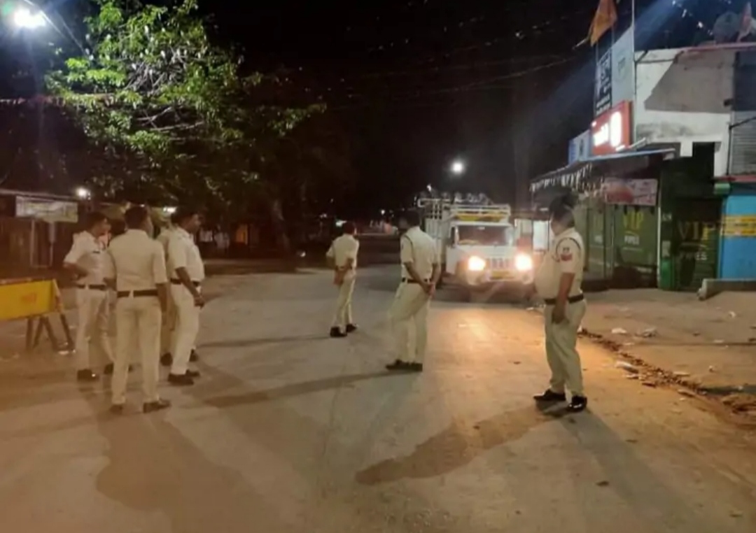 धार्मिक स्थलों पर ध्वनि प्रदूषण हेतु रोकथाम, लाउडस्पीकर हटाए गए लखनादौन यशो:- धार्मिक स्थलों पर ध्वनि प्रदूषण को रोकने के उद्देश्य से जिला पुलिस प्रशासन ने महत्वपूर्ण कदम उठाया है। जिला पुलिस अधीक्षक राकेश सिंह के निर्देशानुसार, लखनादौन नगर निरीक्षक के पी धुर्वे के नेतृत्व में पुलिस अमले ने लखनादौन के प्रमुख धार्मिक स्थलों से लाउडस्पीकर हटाए। इस अभियान में उप निरीक्षक श्रुति शर्मा, सहायक उप निरीक्षक हरि सिंह पटेल, उप निरीक्षक सुनील वाडीवा, सहायक उप निरीक्षक गोविंद पटेल और आरक्षक प्रकाश उइके भी शामिल रहे। पुलिस टीम ने राम मंदिर ट्रस्ट, लखनादौन जामा मस्जिद, गिरजाघर, जैन मंदिर, 24 तीर्थंकर जैन मंदिर संमनापुर, सिद्ध बाबा और धुनि वाले दादा जैसे धार्मिक स्थलों से लाउडस्पीकरों को हटाया। इस कार्रवाई का उद्देश्य धार्मिक स्थलों से होने वाले ध्वनि प्रदूषण को नियंत्रित करना और क्षेत्र में शांति और सामंजस्य बनाए रखना है। इस पहल से स्थानीय निवासियों को राहत मिलने की उम्मीद है, क्योंकि ध्वनि प्रदूषण से स्वास्थ्य पर नकारात्मक प्रभाव पड़ता है। पुलिस प्रशासन ने सभी नागरिकों से सहयोग की अपील की है और कहा है कि इस तरह की कार्रवाई भविष्य में भी जारी रहेगी ताकि ध्वनि प्रदूषण को नियंत्रित किया जा सके।