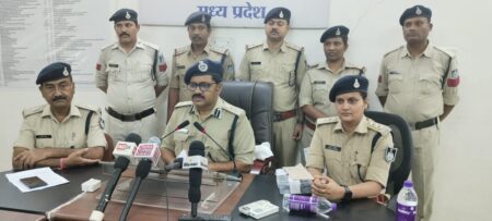 52 हजार का ईनामी बदमाश पकडऩे गयी पुलिस, ले आयी 85 हजार ईनामी बदमाश प्रधान आरक्षक राकेश का हत्याकांड का मुख्य आरोपी पकडऩे गयी पुलिस को मिला उसका बदमाश साथी पुलिस जिसे पकड़कर लायी वह भी 85 हजार का ईनामी बदमाश मे सिवनी यशो:- सिवनी जिले के डूंडासिवनी थाना में पदस्थ रहे प्रधान आरक्षक राकेश सिंह ठाकुर की हत्या कर फरार चल रहे मुख्य आरोपी रामगणेश गुर्जर की तलाश में डूंडासिवनी पुलिस राजस्थान पहुंची। रामगणेश गुर्जर तो पुलिस को नहीं मिला परंतु उसका साथी और अनेक अपराधों का आरोपी रामसहाय गुर्जर पुलिस के हाथ लग गया। गिरफ्तार किए गए इस आरोपित के विरुद्ध सिवनी जिले में चोरी डकैती समेत ग्वालियर व राजस्थान में अपहरण, हत्या, दुष्कर्म समेत अन्य गंभीर अपराध दर्ज हैं और इस पर मध्यप्रदेश पुलिस तथा राजस्थान पुलिस ने इनाम भी घोषित है । यह अंतर्राज्यीय गिरोह का कुख्यात फरार आरोपी है जिस पर 85 हजार का इनाम रखा गया है सिवनी पुलिस अधीक्षक राकेश सिंह ने पुलिस कंट्रोल रूप में बुधवार को प्रेस वार्ता कर बताया कि पुलिस पकड़े गए इस आरोपित से पूछताछ कर रही है। साथ ही आरक्षक की हत्या के मुख्य आरोपी को पकडऩे के प्रयास जारी है। अरोपी रामसहाय गर्जुर के कब्जे से इसके मेमोरेंडम पर 315 बोर का देशी कट्टा, दो जिंदा कारतूस अवैधानिक रूप से पाए जाने पर जब्त की गई है। पुििलस अधीक्षक ने बताया कि थाना कोतवाली क्षेत्र के अंर्तगत अपराध क्रमांक 67/2024 धारा 307,186,353,333,34 भादवि. के प्रकरण जिसमें शहीद प्रधान आरक्षक स्व. राकेश सिंह ठाकुर के हत्याकांड के फरार अंतर्राज्यीय बदमाश जिस पर पुलिस महानिरीक्षक जबलपुर के व्दारा 30,000/- रुपये का ईनाम घोषित किया गया है । हत्याकांड के प्रमुख आरोपी रामगणेश गुर्जर निवासी ग्राम सिरसोदा तहसील थाना गोहद जिला भिंड के एवं उसके अन्य साथी की तलाश जारी थी। गोपनीय सूचना मिलने पर आरोपी रामगणेश गुर्जर एवं उनके साथी बदमाश करिया के राजस्थान राज्य के भरतपुर जिले के थाना रुदावल के ग्राम कनावर अड्डा के आसपास लुके छिपे होने की जानकारी पर सिवनी पुलिस की दबिश टीम के नेतृत्व कर्ता निरीक्षक किशोक वामनकर द्वारा अपनी टीम को लेकर तत्काल राजस्थान के जिला भरतपुर के थाना रुदावल क्षेत्र मे जाकर राजस्थान पुलिस के स्पेशल आपरेशन गु्रप के साथ सयुक्त रुप से तालमेल स्थापित करते हुए लगभग 7-8 दिन लगातार प्रयास किये गये। सायबर सेल की तकनीकि सहायता से सिवनी पुलिस टीम द्वारा भरतपुर जिला राजस्थान के ग्राम कनावर अड्डा के जंगल क्षेत्र में पहुंचे जंहा पुलिस टीम को देखकर आरोपी रामगणेश गुर्जर का ही एक अन्य साथी रामसहाय उर्फ करिया गुर्जर पिता रघुनाथ उम्र 35 वर्ष निवासी कुदिना थाना सोने का गुर्जा जिला धौलपुर राजस्थान निवासी को घेराबंदी करके पकडऩे का प्रयास किया । यह स्वंय के बचाव के लिए पहाड की चट्टान से कूदने के दौरान स्लिप होकर गिर गया। एक अन्य साथी आरोपी गिरधारी गुर्जर निवासी रानपुर जिला भरतपुर का मौके से फरार हो गया। मौके पर मिले रामसहाय उर्फ करिया गुर्जर के द्वारा मौके पर पूछताछ के दौरान अपनी पहचान गलत बतायी गयी जो असल पहचान/फिंगर प्रिंट तस्दीक तथा सूक्ष्मता पूर्वक सघन पूछताछ हेतु थाना डूंडासिवनी लाये जाने पर आरोपी रामसहाय गुर्जर उर्फ करिया के द्वारा अपने पिता का नाम रघुनाथ गूर्जर उम्र 35 वर्ष निवासी ग्राम कुदीना थाना सोने का गुर्जा जिला धौलपुर राजस्थान का निवासी होना बताया गया । आरोपी रामगणेश गुर्जर के साथ शहीद प्रधान आरक्षक राकेश ठाकुर के हत्याकांड में सलिंप्त होना नही पाया गया किंतु थाना डूंडासिवनी के अपराध क्रमांक 23/2024 एवं थाना केवलारी के अपराध क्रमांक 589/2023 के अंतर्गत पूर्व से ही फरार होना स्वीकार किया। अपना नाम करिया उर्फ रामसहाय गुर्जर बताया, अन्य अपराधो मे सलिंप्तता के संबंध में विस्तृत पूछताछ पर करने के दौरान आरोपी के कब्जे से इसके मेमोरेंडम पर 315 बोर का देशी कट्टा व दो जिन्दा कारतूस अवैधानिक रूप से पाये जाने पर जप्त किये गये है। गिरोह का 85,000/- रुपये का ईनामी फरार बदमाश होकर फरारी के दौरान भी लगातर गम्भीर किस्म की आपराधिक घटनाओ को अंजाम दिये जा रहा था जिसे की मध्य प्रदेश से राजस्थान राज्य मे जाकर सिवनी पुलिस टीम के व्दारा इसकी धरपकड किया जाना अत्यतं ही सफलता का विषय है। सराहनीय भूमिका- इस तरह से सिवनी जिले की पुलिस टीम थाना डूंडासिवनी के निरीक्षक किशोर वामनकर एवं उनके साथी प्रआर. 450 मुकेश गोडाने, प्रधान आरक्षक 200 नवीन तिवारी, आर. 337 धनराज, तथा सायबर सेल सिवनी के आरक्षक अजय बघेल तथा राजस्थान पुलिस के जिला भरतपुर स्पेशल आपरेशन ग्रुप के इंस्पेक्टर मुकेश सिंह एवं उनकी टीम को इस अंतर्राज्यीय गिरोह के कुख्यात 85,000/- रुपये के ईनामी बदमाश रामसहाय गुर्जर उर्फ करिया निवासी धौलपुर राजस्थान को गिरफ्तार करने किये जाने में विशेष भूमिका रही है। प्रधान आरक्षक का हत्यारा अब भी फरार कुख्यात फरार बदमाश रामगणेश गुर्जर जो कि वर्तमान मे भी पुलिस कि गिरफ्त से बाहर है। इस बदमाश पर भी सिवनी जिले के शहीद प्रधान आरक्षक राकेश ठाकुर की हत्या कांड में धरपकड हेतु 30,000/ का ईनाम पुलिस महानिरीक्षक जबलपुर के व्दारा घोषित किया गया है। जबकि मध्य प्रदेश के भिंड मुरैना एवं ग्वालियर जिले के झगडा मारपीट चोरी नकबजनी, लूट, डकैती, हत्या, हत्या के प्रयास के अनैक मामलो मे चंबल क्षेत्र/ सिवनी जिले से फरार होने के कारण आरोपी के विरूद्ध भिंड जिले से 12000/- रुपये एवं ग्वालियर जिले से 10,000/- का ईनाम आरोपी रामगणेश गुर्जर की धरपकड के लिए घोषित है। फरार आरोपी रामगणेश गुर्जर निवासी ग्राम सिरसौदा थाना गोहद जिला भिंड का होकर अर्तराज्यीय कुख्यात आपराधिक गिरोह का सक्रीय नेतृत्व कर्ता है। तथा जिन भी ईलाको मे वह घटनांए कारित करता है। उन क्षेत्रो मे स्थानीय बदमाशो से सांट गांठ करके योजनाबद्ध तरीके से गिरोह के रुप मे संगठित होकर अवैध हथियारो से लेस होकर यह उन्ही क्षेत्रो में गम्भीर वारदातो मारपीट चोरी नकबजनी, लूट, डकैती, हत्या के प्रयास, हत्या जैसे आपराधिक घटनाएं करने का आदतन अपराधी है। सिवनी जिला पुलिस द्वारा फरार आरोपी रामगणेश गुर्जर के विषय में अन्य जानकारी प्राप्त करने के आशय से उसके सक्रिय साथी गिरफ्तार सुदा आरोपी रामसहाय गुर्जर उर्फ करिया निवासी राजस्थान से सघन पूछताछ अभिरक्षा के दौरान की जा रही है। पुलिस द्वारा शीघ्र अतिशीघ्र शहीद प्रधान आरक्षक राकेश ठाकुर के हत्याकांड में सलिंप्त फरार ईनामी बदमाश रामगणेश गुर्जर निवासी भिंड को शीघ्र ही धरपकड कर गिरफ्तार करके सलाखो के पीछे भेजा जायेगा।