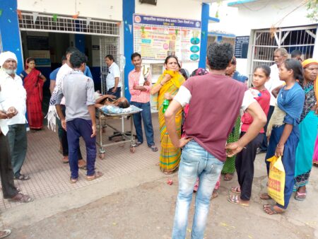 ग्रेनाइट का पत्थर उतारते दो मजदूर गंभीर रूप से घायल, दोनों जबलपुर रेफर सीएम राइस स्कूल के निर्माण कार्य के दौरान हादसा, मजदूरों ने ठेकेदार पर लगाए लापरवाही के आरोप छपारा यशो:- नगर के निर्माणधीन सी एम राइज स्कूल के परिसर में गुरुवार 23 मई को दोपहर लगभग 3:30 बजे के आस-पास दु:खद हादसा हुआ जिसमे दो मजदूरों (laborers) को गंभीर चोट आई। ज्ञात हो कि छपारा नगर मे निर्माणधीन (under construction) सीएम राइज विद्यालय (CM Rise School) के नवीन भवन में लगने के लिए आए मार्बल पत्थरों से भरे ट्रक को खाली करते समय अचानक ग्रेनाइट पत्थर (granite stone) की रेक दो मजदूर के पैरों पर भर-भराकर गिर गई पत्थरों की चपेट में आने से उक्त दोनों मजदूरों के पैर गंभीर रूप से घायल (severely injured) हो गए। साथी मजदूरों की कड़ी मशक्कत के बाद नगर के संजय कालोनी निवासी 45 वर्षीय घनश्याम पिता छिददीलाल भारती और नजदीकी ग्राम खुर्सीपार निवासी शकरु पिता कुददु बरमैया नामक घायल दोनों मजदूरों के पैर से पत्थर हटा कर बाहर निकाल नगर के सामुदायिक स्वास्थ्य केंद्र (Community Health Center) में प्राथमिक उपचार (First aid) हेतु पहुंचाया गया । जहां दोनों मजदूरों की लहुलुहान गंभीर अवस्था देखकर चिकित्सकों के द्वारा दोनों मजदूरों को जबलपुर मेडिकल के लिए रेफर (referral) कर दिया गया। वहीं प्रत्यक्षदर्शी साथी मजदूरों के अनुसार बताया गया कि मार्बल पत्थरों को उतरते समय पत्थर सीधे खड़े हुए होने से यह हादसा हुआ । जबकि ट्रक में मार्बल पत्थरों को थोड़ा तिरछा लोडिंग की जाती है, ज्ञात हो कि दोनों ही मजदूर अपने परिवारों के मुखिया हैं और दैनिक मजदूरी कर अपने परिवार के सदस्यों का भरण-पोषण सहारा हैं। पूर्व में भी एक महिला मजदूर हुई घायल उक्त निर्माणधीन बिल्डिंग मैं विगत कुछ माह पूर्व काम करने दौरान एक महिला गिर कर घायल हुई थीं जिसका संबंधित ठेकेदार (Contractor) द्वारा ईलाज करवाने की बात की गई थी किंतु वर्तमान समय में वह महिला अपंग हो कर बिस्तर में है। वही आज हुई घटना के परिजनों और साथी मजदूरों का कहना है कि ठेकेदार द्वारा किसी भी प्रकार की सेफ्टी की व्यवस्था नहीं की गई है.... जिसके चलते यह हादसा हुआ वही आपको बता दें कि इससे पहले भी इसी स्कूल निर्माण के दौरान एक महिला गंभीर रूप से घायल हो गई थी, मजदूरों ने आरोप लगाया है, कि बिना सेफ्टी के यहां पर मजदूरों को कार्य कराया जा रहा है। यह भी पढ़ें ट्रक दुर्घटना में बखारी के बब्लू साहू की मौत , 