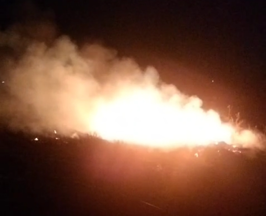 खेत में रखें पाईप में लगी आग, 1500 नग पाईप जल कर खाक सिवनी यशो:- सिवनी जिले के बंडोल थाना क्षेत्र अंतर्गत आने वाले ग्राम कुकलाह निवासी किसान सतीश राय के खेत में बने मकान के बाहर रखे 1500 पाईप में गत रात्रि अज्ञात कारणों से लगी आग से सभी पाईप जलकर खाक हो गये । किसान ने बंडोल थाना में इसकी सूचना देते हुये रिपोर्ट दर्ज करायी है जिसमें उसने जले हुये पाईपों की कीमत आठ लाख रुपए बतायी है । घटना की शिकायत किसान सतीश राय द्वारा बंडोल थाने में दर्ज कराई है फिलहाल घटना की जांच में जुटी बंडोल पुलिस