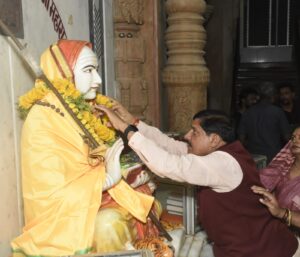जगद्गुरू शंकराचार्य जी से सीएम ने लिया आशीर्वाद - Seoni News