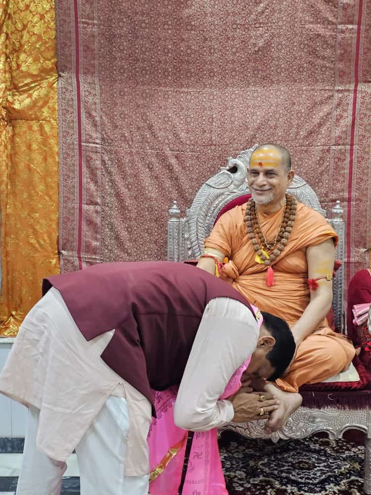 जगद्गुरू शंकराचार्य जी से सीएम ने लिया आशीर्वाद - Seoni News