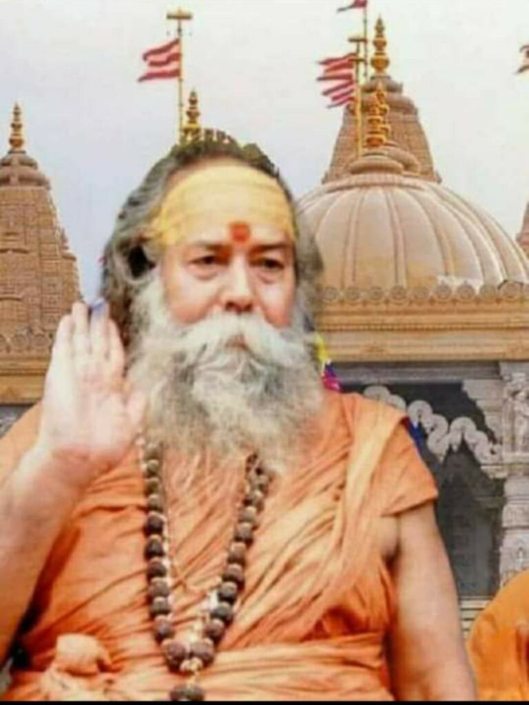 गोवंश की निर्मम हत्या पर गीता पराभक्ति मंडल द्वारा श्रद्धांजलि कार्यक्रम 30 जून को मठ मंदिर में ब्रम्हचारी निर्विकल्प जी की उपस्थिति में गीता पाठ एवं विष्णु सहस्त्रनाम का पाठ सिवनी यशो:- विगत दिनों गौवंश पर जो अत्याचार किया गया उस दु:ख की अभिव्यक्ति और भावपूर्ण संवेदना व्यक्त करने के लिए ब्रह्मलीन द्विपीठाधीश्वर धर्मसम्राट जगद्गुरु शंकराचार्य स्वामी श्री स्वरूपानंद सरस्वती जी महाराज के विशेष कृपापात्र शिष्य गीता मनीषी पूज्य गुरुदेव ब्रह्मचारी श्री निर्विकल्प स्वरूप जी महाराज की आज्ञा को शिरोधार्य करते हुए और उन्हीं की प्रेरणा से गीता पराभक्ति मंडल सिवनी द्वारा श्रद्धांजलि कार्यक्रम (गीता पाठ एवं विष्णुसहस्त्रनाम पाठ) का आयोजन 30 जून दिन रविवार को दोपहर 3:30 बजे मठ मंदिर सिवनी प्रांगण में किया गया है । जिसमें समस्त स्थानीय समाजसेवी संगठनों, क्षेत्रीय समूहों, समितियों, मंडल की सभी शाखाओं, गुरु भक्तों एवं गोभक्तों से कार्यक्रम में शामिल होने की अपील की जाती है । इस अतिसंवेदनशील कार्यक्रम में मंडल के सभी सम्माननीय सदस्यों की उपस्थिति अनिवार्य है । आइए हम सब मिलकर गीता पाठ के माध्यम से गोविन्द से प्रार्थना करें कि वे इन गोजीवों को अपने श्री चरणों में स्थान देवें।