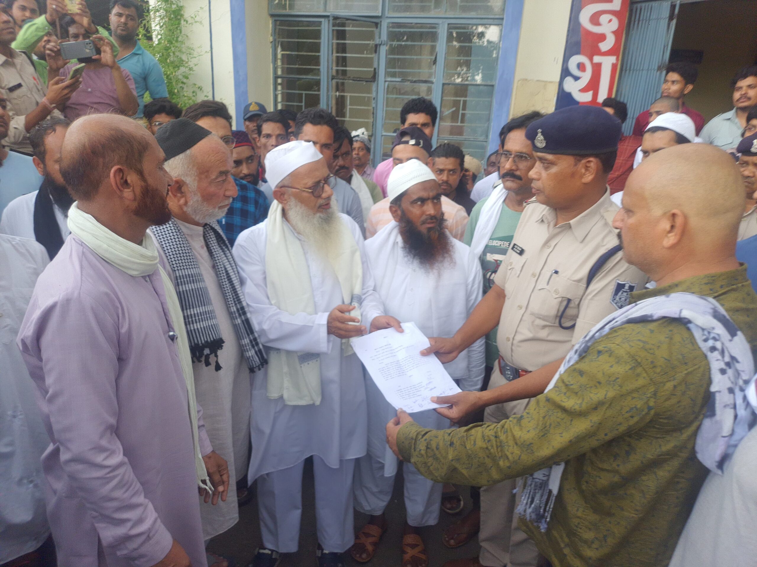 गौवंश हत्या के खिलाफ मुस्लिम समाज ने सौंपा ज्ञापन मामले के दोषियों पर कड़ी कार्रवाई की मांग जिला बंद के आह्वान पर पूर्णत: बंद रहा कान्हीवाड़ा बंद को सभी वर्गों का मिला पूर्ण समर्थन कान्हीवाड़ा यशो:- विगत दिवस जिले के धनौरा और धूमा थाना क्षेत्र अंतर्गत आधा सैकड़ा गौवंश की निर्मम हत्या के खिलाफ सिवनी जिला बंद के आव्हान का व्यापक असर देखने का मिला है सिवनी जिला पूरी तरह से बंद है। जिले की शांति और सांप्रदायिक सौहार्द को बिगाडऩे के उद्देश्य से किए गए घिनौने,अमानवीय और आपराधिक कृत्य के खिलाफ सभी वर्ग और समुदाय के लोगों ने विरोध दर्ज कराते हुए बंद को पूर्ण समर्थन दिया है। कान्हीवाड़ा में भी इस बंद को पूर्ण समर्थन प्राप्त हुआ है। यहां जुमे की नमाज़ के बाद मुस्लिम समाज द्वारा थाना पहुंचकर थाना प्रभारी कान्हीवाड़ा को जिला कलेक्टर के नाम ज्ञापन सौंपकर मामले में दोषियों को तत्काल चिन्हित कर कड़ी कार्रवाई करने की अपील शासन-प्रशासन से की है।