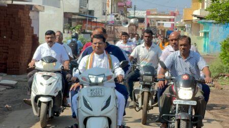 गौवंश की निर्मम हत्या के विरोध में नगर रहा पूर्णत: बंद, अधिवक्ता संघ ने राज्यपाल के नाम तहसीलदार को सौंपा ज्ञापन, छपारा यशो:- विगत दिनों जिला में अलग अलग जगहों पर 50 से अधिक की संख्या में गौवंश की निर्मम हत्या को लेकर नगर के सभी सामाजिक वर्गों सहित राजनैतिक दलों के द्वारा विरोध एवं इस अमानवीय कृत्य के दोषियों को सख्त सजा जिला प्रशासन से मांग करते हुए 20 जून की रात्रि लगभग 9 बजे कुछ धार्मिक संगठनों ने बंद का आह्वान किया । जिसे लेकर नगर में मेडिकल , पैट्रोल पम्प, गैस एजेंसी जैसे जरुरी चीजों को छोड़कर सभी प्रतिष्ठान पूरी तरह बंद रहे । उक्त जिला में घटित घटना को लेकर सभी के द्वारा दोषियों को दंडित करने की मांग पुलिस से की जा रही है सुबह लगभग नौ बजे नगर के बस स्टैंड परिसर पर क्षेत्रीय केवलारी विधायक रजनीश हरवंश सिंह ठाकुर पहुंचे, जिन्होंने नगर के मुख्य मार्गों पर दोपहिया वाहन से शांतिपूर्ण ढंग से बंद की स्थिति का जायजा लिया वहीं मामले पर उन्होंने कहा कि यह बहुत ही शर्मनाक घटना है गौ माता हमारी पूजनीय है जिला के शांति और सौहार्द्र बिगाडऩे की साजि़श जिस किसी ने की है सख्त सख्त कार्रवाई की मांग के लिए मैंने मुख्यमंत्री मोहन यादव संपर्क 20 जून को किया परंतु मुख्यमंत्री दिल्ली प्रवास पर होने की वजह से बात नहीं हो पाई और उनके पीए जोशी से घटना को गंभीरता पूर्वक लेते हुए जल्द कार्रवाई की मांग की है। दैनिक मजदूरी,फल एवं सब्जी विक्रेताओं का हुआ नुकसान अचानक नगर में रात्रि लगभग 8:30 बजे एक टेंपो पर लाउडस्पीकर लगाकर अनाउंसमेंट की गई जिसमें बताया गया की 21 जून को संपूर्ण नगर बंद रहेगा जिससे शुक्रवार को दिहाड़ी मजदूरों की दिनभर की कमाई चली गई वहीं फल एवं सब्जी विक्रेताओं को देर शाम जानकारी होने पर अधिकांश सामग्री दुकानों पर बंद रहने से बेकार हो गई।