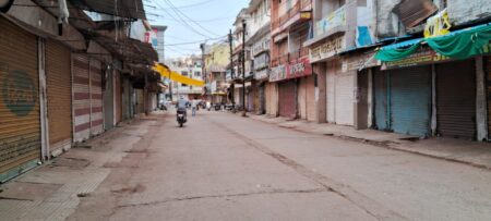 गोवंश के हत्यारों पर कठोरतम कार्यवाही की मांग : समर्थन में जिले के चारों खूंट रहे बंद सभी वर्गो ने घटना की निंदा करते हुये दोषियों पर कठोरतम कार्यवाही की मांग की सकल हिन्दु समाज के आह्वान पर जिले के चप्पे चप्पे में स्वस्फूर्त बंद सिवनी यशो:- सिवनी जिले के धूमा एवं धनौरा क्षेत्र में गोवंश की सामूहिक निर्मम हत्या के विरोध में जिला मुख्यालय सहित नगरीय एवं कस्बाई क्षेत्रों में स्वमेव पूरे प्रतिष्ठान बंद रहे और सभी स्थानों पर शांति पूर्ण बंद रहा और स्थानीय प्रशासन के माध्यम से ज्ञापन सौंंपकर दोषियों के विरूद्ध कड़ी कार्यवाही करने की मांग की गयी । गत 19 जून को जिले के धूमा थाना क्षेत्र के ककरतला और गरगठिया के जंगल में 28 गोवंश, धनौरा थाना सुनवारा पुलिस चौकी के ग्राम पिंडरई में 19 गोवंश एवं केवलारी थाना के खैरापलारी पुलिस चौकी के ग्राम मझगवां में गोवंश के शव मिले थे इस प्रकार कुल 54 गोवंश के शव प्राप्त होने से पूरे सनातन समाज सहित अन्य समाज ने आक्रोश व्यक्त किया था और घटना की निंदा की थी । सनातन धर्म की भावनाओं को आहत करने वाली इस कायरता पूर्ण घटना से पूरा सनातन समाज उद्वलेति होगया और हर ओर से घटना पर गुस्सा और निंदा की गयी । विश्व हिन्दू परिषद बजरंग दल एवं सकल हिन्दू समाज के द्वारा गौहत्या के विरोध में शुक्रवार को बंद का आव्हान किया गया, जिस पर जिले का चप्पे चप्पे में स्वस्फूर्त व्यापक बंद को समर्थन मिला और हर स्थान पर प्रशासन को ज्ञापन सौंपकर दोषियों के विरूद्ध कड़ी कार्यवाही सुनिश्चित करने की मांग की गयी । सिवनी नगर मुख्यालय सहित बंद के दौरान हिन्दू संगठनों ने वाहन रैली निकाली तो सामाजिक जनों द्वारा शासन-प्रशासन के अधिकारियों के माध्यम से राज्यपाल, मुख्यमंत्री, प्रधानमंत्री, राष्ट्रपति के नाम ज्ञापन सौंपकर आरोपियों की जल्द से जल्द गिरफ्तारी करके उनके विरूद्ध कठोरतम कार्यवाही सुनिश्चित करने की मांग की गयी है । उल्लेखनीय होगा कि विगत 19 जून को जिले के धनौरा थाना क्षेत्र अंतर्गत पिंडरई के समीप से होकर बहने वाली पवित्र और सनातनी आस्था से जुड़ी बैनगंगा नदी में गौवंश के 19 शव बरामद हुए थे और दूसरे दिन भी यहां से गौवंश के कुछ शव बरामद हुए, इसके अलावा धूमा क्षेत्र के जंगल में भी गौवंश के बड़ी मात्रा में शव बरामद हुए थे। गौवंश का गला रेतकर हत्या किया जाना पाया गया था। मामला प्रकाश में आते ही जिला पुलिस अधीक्षक एवं जिला कलेक्टर द्वारा मौके पर पहुंचकर घटना का मुआयना कर आरोपियों की पहचान और गिरफ्तारी के आदेश दिये गये। जिसके बाद पुलिस द्वारा लगातार संदेहियों को उठाकर पूछताछ की जा रही है। व्यापारियों ने स्वेच्छा से बंद का किया समर्थन उक्त मामले को लेकर बीते दिवस 20 जून को विश्व हिन्दू परिषद बजरंग दल के पदाधिकारी, हिन्दू समाज के लोग, जनप्रतिनिधिगण मझगवां पहुंचे और वहां पर सड़क पर चक्काजाम कर धरना प्रदर्शन करके गिरते पानी में आरोपियों के गिर तारी की मांग की जाती रही। इसके बाद विश्व हिन्दू परिषद एवं सकल हिन्दू समाज द्वारा शुक्रवार 21 जून को संपूर्ण जिला बंद का आव्हान किया गया, जिस को सभी व्यापारियों, दुकानदारों द्वारा अपना समर्थन देते हुए शुक्रवार सुबह से ही सभी दुकाने बंद रही। यह बंद शाम तक जारी रहा और लोगों ने स्वेच्छा से अपने प्रतिष्ठानों को बंद रखकर गौहत्या को लेकर अपना विरोध दर्ज कराते हुए दोषियों पर कार्यवाहीं किये जाने की मांग को अपना समर्थन दिया। मुख्यालय सहित पूरे जिले मेें रहा बंद जिला मुख्यालय में बंद का व्यापक असर देखने को मिला, सुबह से ही मुख्य बुधवारी बाजार, शुक्रवारी बाजार, सब्जी मंडल, भैरोगंज, बारापत्थर, गंज सहित नगर का चप्पा-चप्प बंद रहा। इस दौरान सिर्फ मेडिकल स्टोर ही खुले दिखाई दिये बांकि सभी प्रतिष्ठान बंद रहे। यहीं हालात कुरई, खवासा, गोपालगंज, बरघाट, धारना, कान्हीवाड़ा, भोमा, केवलारी, खैरापलारी, बंडोल, छपारा, आदेगांव, लखनादौन, धनौरा, कहानी, घंसौर, सुनवारा सहित ग्रामीण अंचल में भी लोगों ने अपने प्रतिष्ठानों को बंद रखकर गौहत्या के विरोध में आयोजित बंद को अपना समर्थन दिया। इस बंद के दौरान हिन्दु संगठनों के साथ ही जनप्रतिनिधि गण एवं राजनैतिक कार्यकत्र्ताओंने ने घटना की निंदा करते हुये बंद में पूरी सक्रियता दिखाई । सिवनी विधायक दिनेश राय मुनमुन,जिला भाजपा के पदाधिकारी, केवलारी के पूर्व विधायक राकेश पालसिंह ने 20 जून को मझगंवा में धरना प्रदर्शन करते हुये प्रशासन एवं पुीिलस प्रशासन को जमकर लताडते हुये शीघ्र दोषियों पर कार्यवाही सुनिश्चित करने की बात कही थी तो 21 जून के बंद के कार्यक्रम में भी पूरी सक्रियता के साथ बंद करने की अगुवाई करने वालों के साथ रहे । भारतीय जनता पार्टी के जिला अध्यक्ष आलोक दुबे के नेतृत्व में भाजपा के नेताओं ने प्रशासन से चर्चा कर शीघ्र दोषियों को पकड़कर कार्यवाही सुनिश्चित करने की मांग की और बंद में सििक्रयता से रहे शामिल । वहीं बालाघाट सांसद श्रीमती भारती पारधी ने घटना की निंदा करते हुये मध्यप्रदेश शासन से चर्चा की । कांग्रेेस ने बंद का किया समर्थन और कांग्रेसी बंद करने में रहे शामिल, सौंपा ज्ञापन केवलारी विधायक ठा. रजनीश सिंह ने दोपहिया वाहन में अपने समर्थकों के साथ क्षेत्र में घूमकर लोगों से बंद को सफल बनाने का आह्वान किया और गौहत्या करने वालों की निंदा करते हुए थाना प्रभारी को राज्यपाल के नाम ज्ञापन सौंपकर गौ हत्या में लिप्त आरोपियों पर कठोरतम कार्यवाही की मांग की। विधायक के साथ इस दौरान ठा. जयकेश सिंह, मुकेश जैन सहित बड़ी संख्या में कांग्रेसजन मौजूद रहे। वहीं कांग्रेस पार्टी की जिला इकाई, एवं यूथ कांग्रेस ने घटना की निंदा करते हुये इस घटना को साम्प्रदायिक सौहाद्र्र बिगाडऩे वाला कृत्य बताते हुये दोषियों को पकड़कर कठोरतम कार्यवाही की मांग की और प्रशासन को ज्ञापन सौंपा । मुस्लिम समाज ने सौंपा ज्ञापन जिले के धनौरा एवं धूमा थाना क्षेत्र में गौवंश की हत्या करके शवों को फेंके जाने के मामले को लेकर बरघाट में जामा मस्जिद कमेटी के द्वारा जिला कलेक्टर के नाम ज्ञापन सौंपकर गौवंश का गला रेतकर हत्या कर फेकने वाले आसामाजिक तत्वों की जांच कर अपराधियों पर कठोरतम कार्यवाही किये जाने की मांग की गई है। ज्ञापन सौंपने पहुंचे लोगों में जामा मस्जिद बरघाट के सदर मो. यासीन कुरैशी, जाहिद खान, पप्पू अंसारी, अशफाक खान, युनूस खान, अफराज खान, मो. कामरान खान सहित बड़ी संख्या में मुस्लिम धर्मालंबी शामिल थे। इसी प्रकार कान्हीवाड़ा में भी पूर्णत: बंद रहा और मुस्लिम समाज के द्वारा प्रशासन को ज्ञापन सौंपकर दोषियों पर कार्यवाही सुनिश्चित करने की मांग की गयी ।