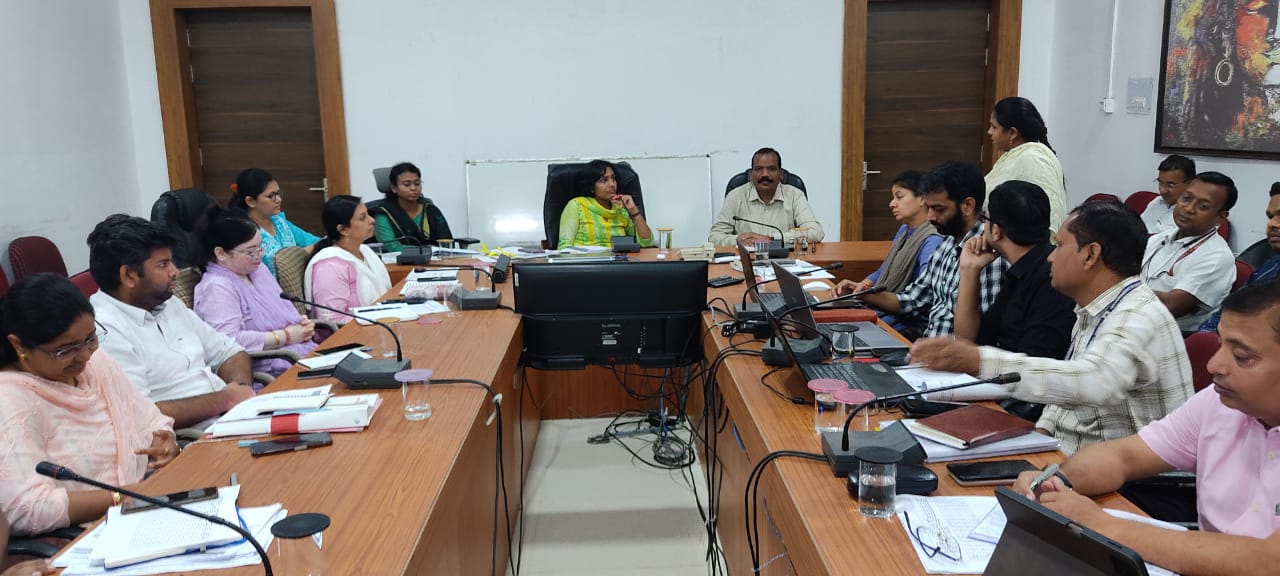 कलेक्टर सुश्री जैन ने राजस्व अधिकारियों की बैठक लेकर राजस्व प्रकरणों की समीक्षा दिए आवश्यक दिशा निर्देश सिवनी यशो:- कलेक्टर सुश्री संस्?कृति जैन ने शनिवार 29 जून को सभी अनुविभागीय अधिकारी राजस्व, तहसीलदार एवं नायब तहसीलदार की बैठक लेकर तहसील एवं उप तहसील में लंबित नामांतरण, सीमांकन, बटवारा, राहत प्रकरणों, सीएम हेल्पलाइन, पीएम किसान सम्मान निधि सहित अन्य राजस्व संबंधी प्रकरणों की विस्तृत समीक्षा की। बैठक में अनुविभागीय अधिकारी राजस्व लखनादौन हिमांशु जैन, अपर कलेक्टर सीएल चनाप, अपर कलेक्टर सुश्री सुनिता खंडायत एवं संयुक्त कलेक्टर सुश्री प्रियंका वर्मा की उपस्थिति रही। कलेक्टर सुश्री जैन ने लंबित या अविवादित प्रकरणों पर आवेदनकर्ता एवं पक्षकारों से समन्वय स्थापित कर कार्यवाही करते हुए प्रकरणों को त्वरित निराकरण करते हुए आर.सी.एम.एस. पोर्टल पर दर्ज करने के निर्देश दिए। इसी तरह कलेक्टर सुश्री जैन ने तहसीलवार लंबित राजस्व वसूली प्रकरणों की समीक्षा कर बकाया राशि वसूल करने एवं विभिन्न विभागों द्वारा उपयोगिता अनुरूप भूमि मांग संबंधी प्रकरणों पर उचित कार्यवाही करते हुए शीघ्र संबंधित को भूमि आवंटित करने के निर्देश दिए। इसी तरह उन्होंने, धारणाधिकार, जायद फसल गिरदावरी अन्य राजस्व प्रकरणों की विस्तृत समीक्षा कर आवश्यक दिशा निर्देश दिए। अवैध गतिविधियों में संलग्र व्यक्तियों पर त्वरित कार्यवाही के निर्देश कलेक्टर सुश्री जैन ने सभी उपस्थित अधिकारियों को गलत एवं अवैध गतिविधियों में संलिप्त व्यक्तियों का चिन्हांकन कर उन पर नियमानुसार कार्यवाही सुनिश्चित करने के निर्देश दिए इसी तरह उन्होंने बारिश मौसम को दृष्टिगत रखते हुए बाढ़ प्रभावित क्षेत्रों, जल भराव वाले ग्रामों का चिन्ह्यांकन कर सभी राहत बचाव संबंधी सुरक्षा व्यवस्था के इंतजाम रखने के निर्देश दिए। इसी तरह वर्षा के दौरान पानी में डूबने वाले पुल पुलियों, रपटों को चिन्हांकित करने तथा बाढ़ की स्थिति में इनमें वाहनों की पैदल आवाजाही रोकने के निर्देश दिए।