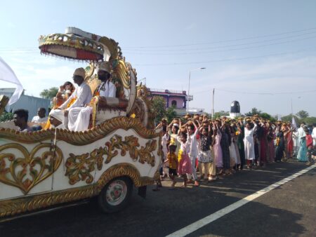 लखनवाड़ा में धूमधाम से मनाई गई कबीर जयंती ध्रुवनारायण चौधरी बनाए गए कबीपंथी सतनामी (रविदास) समाज के जिला अध्यक्ष सिवनी यशो:- जिला मुख्यालय के समीपस्थ लखनवाड़ा के बैनगंगा घाट में जिला स्तरीय कबीर जन्मोत्सव का बड़े ही धूमधाम से मनाया गया, कार्यक्रम की शुरुआत में सभी उपस्थित गुरु भक्तो का तिलक लगाकर व पुष्प माला पहनाकर सम्मान किया गया । तत्पश्चात घाट से विशाल कलश यात्रा निकाली गई एवं ग्राम भ्रमण करते हुये वापस घाट में समापन हुई । इसके तुरंत बाद कबीर साहेब को निशान अर्पण करते हुये ध्वज बंधन कर रविदास जी व कबीरदास जी के मंदिर निर्माण का भूमिपूजन किया गया और सद्गुरु कबीर साहेब, सद्गुरु रविदास जी महाराज, भगवती माँ गंगा की आरती की गई एवं प्रसाद वितरण किया गया और महाप्रसाद विशाल भंडारा का वितरण किया। कार्यक्रम को अंतिम रूप देते हुये उपस्थित जन समुदाय के द्वारा पूर्व सचिव तेजलाल दर्शानिया की अनुशंसा पर सर्वम्मति से निर्विरोध ध्रुवनारायण चौधरी (से.नि.पु.वि.) को कबीरपंथी सतनामी (रविदास) समाज सिवनी का जिलाध्यक्ष घोषित किया गया। अंत में संध्या आरती कर सद्गुरु कबीर साहेब के समक्ष यजमान हीरालाल चौधरी श्रीमती क्रान्ति चौधरी ने केक काटकर सभी को बधाई दी, आयोजन समिति कोर कमेटी कबीरपंथी सतनामी रविदास समाज उत्थान समिति सिवनी उक्त सफल आयोजन के लिए सभी का आभार व्यक्त करती है।