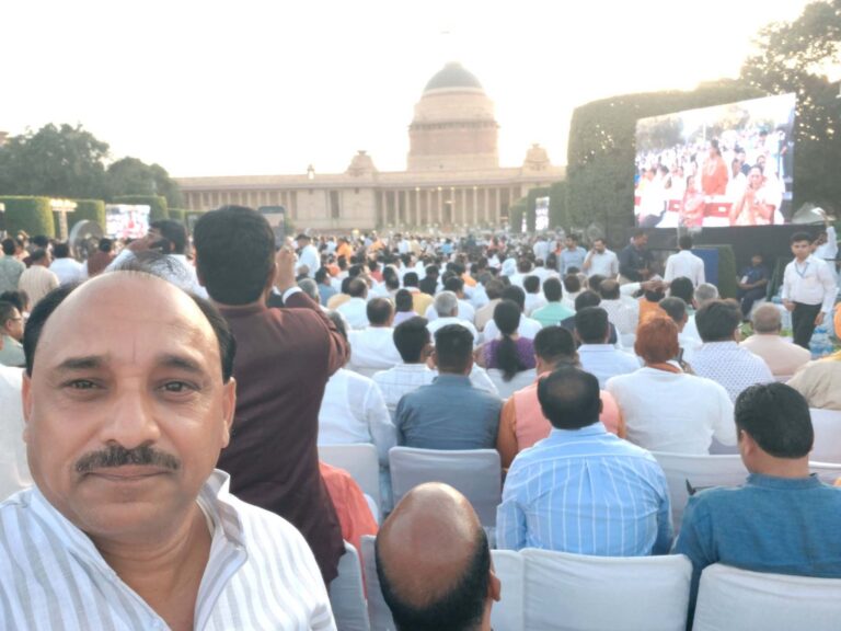 भाजपा जिलाध्यक्ष एवं विधायक शामिल हुये ऐतिहासिक शपथ ग्रहण समारोह में सिवनी यशो:- प्रधानमंत्री नरेन्द्र मोदी तीसरे शपथ ग्रहण समारोह मे सिवनी जिले से भारतीय जनता पार्टी के जिला अध्यक्ष, सिवनी विधायक दिनेश राय मुनमुन, बरघाट विधायक कमल मर्सकोले सहित अन्य नेतागण राष्ट्रपति कार्यालय से आमंत्रण मिलने पर नई दिल्ली पहुँचे और मोदी सरकार के ऐतिहासिक शपथ ग्रहण समारोह में शामिल हुये । इस दौरान सिवनी से दिल्ली पहुँचे नेताओं ने अनेक मंत्रियों से भेंट कर उन्हें शुभकामनाएँ दी ।