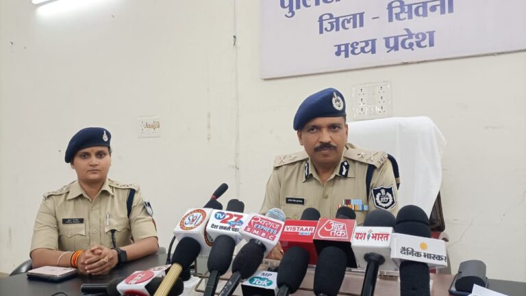 गौ हत्या मामले में 4 पुलिकर्मी लाइन अटैच, 5 फरार आरोपियों पर दस दस हजार ईनाम घोषित एएसआई लूपेश राहंगडाले, एएसआई कमल शंकर तुमड़ाम, प्रधान आरक्षक मतीन खान व प्रधान आरक्षक साहिद मंसूरी लाइन अटैच गौहत्या के मामले में सिवनी में आईजी की प्रेसवार्ता सिवनी यशो:- जिले के धूमा थाना व धनोरा थाना व पलारी चौकी क्षेत्र में मवेशियों की हत्या के मामले में 23 जून 2024 को जबलपुर आईजी अनिल सिंह कुशवाह ने शाम को प्रेसवार्ता लेकर बताया कि पुलिस थाना धूमा मेंग्राम गरघटिया चिन्टानाला जामुनझिर के पास जंगल में गौवंश के 28 नग, पुलिस चौकी सुनवारा थाना धनौरा में ग्राम पिण्डरई बैनगंगा नदी के कुरकु घाट में 22 मृत गौवंश एवं पुलिस चौकी पलारी में बैनगंगा नदीदेवघाट में 7 गौवंश मृत पाए गए गए थे। जिसके बाद पुलिस ने पशु चिकित्सक को बुलाकर मौके पर ही पोस्टमार्टम किया जाकर मृत गौवंश का अन्तिम संस्कार किया गया। वहीं अज्ञात आरोपी के खिलाफ मामला पंजीबद्ध किया गया था। नागपुर निवासी आरोपी ईसरार अंसारी से घटना के पूर्व 30,000 रुपए गौवंश खरीदने के लिए लिया था वहीं इसके बाद 21 जून को थाना धनौरा ग्राम कड़वे थावरी के पास भसूड़ा नाले की झाड़ी में 8 गौवंश मृत मिले थे। जिसके बाद अज्ञात आरोपियों पर मामला पंजीबद्ध का जांच में लिया गया था। जिसके बाद गौवंश की घटनाओ का मास्टर मांइड वाहिद खान पिता वाजिद खान उम्र 28 वर्ष निवासी ग्वारी चौकी पलारी थाना केवलारी जिला सिवनी का है। जिसने नागपुर निवासी आरोपी ईसरार अंसारी से घटना के पूर्व 30,000 रुपए गौवंश खरीदने के लिए लिया था। वाहिद ने अपने साथियों शादाब खान, संतोष कवरेती, रामदास उइके के साथ मिलकर गौवंश उपलब्ध कराया और घटना को अन्जाम दिया था। वाहिद खान, शादाब खान, संतोष कवरेती, रामदास उईके को गिरफतार किया गया । आरोपी वाहिद खान पिता मजिद खान उम्म्र 27 वर्ष निवासी ग्वारी चौकी पलारी थाना केवलारी जिला सिवनी, शादाब खान पिता इसराईल खान उम्र 27 वर्ष निवासी ग्वारी चौकी पलारी थाना केवलारी जिलासिवनी, संतोष कवरेती पिता बृजलाल कवरेती उम्र 40 वर्ष निवासी गरघटिया थाना धूमा, रामदास पिता महेन्द्र उर्फ कारू उइके उम्र 30 वर्ष निवासी ग्राम पुतर्रा थाना धूमा जिला सिवनी, इरफान मोहम्मद पिता फैजमोहम्मद उम्र 58 वर्ष निवासी खैरी चौकी पलारी थाना केवलारी जिला सिवनी को गिरफ्तार किया गया। नागपुर के फरार आरोपियों पर 10-10 हजार का ईनाम घोषित विवेचना के दौरान यह प्रकाश में आया कि अब्दुल मजीज निवासी कामठी तवेरा गाड़ी से दिनांक 17 जून को इसरार अहमद के कहने पर वसिउल्ला अब्दुल लतीफ अन्सारी निवासी मौमिनपुरा नागपुर, मोहम्म्द वकील अहमद पिता वली अहमद निवासी मौमिनपुरा नागपुर, मोईनुद्धीन पिता मोहम्मद इसराईल निवासी मौमिनपुरा नागपुर, कलंदर अन्सारी पिता मन्जूर अन्सारी निवासी मौमिनपुरा नागपुर, मुईन अन्सारी निवासीमौमिनपुरा नागपुर को लेकर आया था। इनका पता लगाकर दबिश दी गई लेकिन वह आरोपी फरार है। प्रत्येक फरार आरोपियों पर 10000-10000 रुपये का ईनाम पुलिस अधीक्षक ने घोषित किया है। एनएसए की कार्यवाही की गई आरोपी वाहिद खान, शादाब खान, इरफान खान का एन.एस.ए.किया गया। संतोष एव रामदास के खिलाफ एन.एस.ए. की कार्यवाही पृथक से की जा रही है। आरोपियों से एक गाड़ी शिफ्ट डिजयार कं0 एमपी09 सीएफ 3827 जप्त की गई है। चार पुलिसकर्मी लाईन अटैच ------ आईजी की प्रेस वार्ता में प्रभारी पुलिस अधीक्षक एवं एएसपी गुरूदत्त शर्मा ने बताया कि पलारी चौकी प्रभारी एएसआई लूपेश राहंगडाले, धनौरा थाना में पदस्थ एएसआई कमल शंकर तुमड़ाम, पलारी चौकी मेंपदस्थ प्रधान आरक्षक मतीन खान व प्रधान आरक्षक साहिद मंसूरी को लाइन अटैच किया गया है।