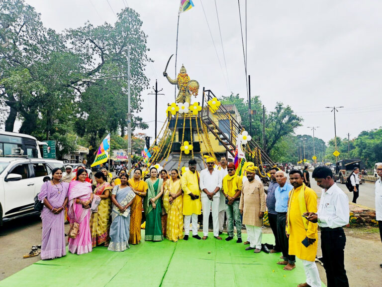 महारानी दुर्गावती संपूर्ण राष्ट्र की गौरव है - डां. श्याम सिंह कुमरे महारानी दुर्गावती का जल प्रबंधन बेहतर एवं अत्याधुनिक था - डां. केके चतुर्वेदी महारानी दुर्गावती जनजाति समाज का गौरव और स्वभिमान है महारानी दुर्गावती 461 वॉं बलिदान दिवस मनाया गया सिवनी यशो:- दिनांक 24 जून 2024 को सिवनी जिला मुख्यालय में रानी दुर्गावती के 461 वें बलिदान दिवस के वसर पर जीताशाह मर्सकोले भुमका एवं केवल परते भुमका के मार्गदर्शन में सामाजिक सगाजनों द्वारा सर्वप्रथम कचहरी चौक सिवनी स्थित रानी दुर्गावती की प्रतिमा पर जनजाति परंपरा अनुसार पूजा पाठ, माल्यार्पण, पुष्पांजलि एवं श्रंद्धाजलि का कार्यक्रम डॉ. श्याम सिंह कुमरे पूर्व कलेक्टर, बी.एस. नरेती, कमला अहाके, पंजू चौधरी, राहुल परते, सुमित्रा परते, नथ्थू धुर्वे, गीता कुमरे, भुवनेश्वरी, प्रियंका ठाकुर, मंजुलता, सीमा मरावी, शशिकला भलावी, शशि उइके, गनाराम धुर्वे, रमेश मर्सकोले, बाल कुमारी, इंद्रा बट्टी, सरोज मरावी, रूकमणी सैयाम, की उपस्थिति में प्रारंभ हुआ। बड़े देव की सुमरनी आरती भी सर्व आदिवासी सगाजनों द्वारा की गई। सिवनी विधायक दिनेश राय मुनमुन द्वारा महारानी दुर्गावती की प्रतिमा पर माल्यार्पण किया गया। चित्तोड़ सिंह कुशराम अजाक्स जिला अध्यक्ष, एवं संतकुमार मर्सकोले संभागीय पदाधिकारी अजाक्स के द्वारा वीरांगना रानी दुर्गावती प्रतिमा स्थल पर कार्यक्रम में माल्यापर्ण, पूजन, अर्चन, सुमरनी की गई। तत्पश्चात जनजाति समाज की युवतियों द्वारा महारानी दुर्गावती की वेशभूषा में सिवनी जिले में प्रथम बार एक विशाल शोभायात्रा एवं कलश यात्रा के रूप में महारानी दुर्गावती अमर रहें के उदघोष के साथ निकाली गई। तथा जनजाति समाज युवक, युवतियॉं एवं सकल समाज के प्रबुद्ध जन राशि लॉन नियत कार्यक्रम स्थल पर बड़ी संख्या में पहुंचे। जहॉं सर्वप्रथम श्रद्धा सुमन सुरेन्द्र सिंह सिसोदिया जिला संघ चालक, डॉ. के.के. चतुवेर्दी, डॉ. श्याम सिंह कुमरे पूर्व कलेक्टर, डॉ. अभिजीत चौहान, बी.एस. नरेती, केवल परते, नाथु धुर्वे, की गरिमामयी उपस्थिति में महारानी दुर्गावती जी के छायाचित्र में पुष्पांजलि एवं दीप प्रज्वलन किया गया। इस अवसर पर डॉ. के.के. चतुवेर्दी ने रानी दुर्गावती के जल प्रबंधन एवं गोंडवाना साम्राज्य के भौगोलिक क्षेत्रफल की विस्तार से जानकारी दी। श्री सुरेन्द्र सिंह सिसोदिया ने छात्राओं को रानी दुर्गावती से प्रेरणा लेकर अपने को सुरक्षित रखने एवं राष्ट्र निर्माण में महत्वपूर्ण भूमिका निभाने की बात कही। डॉ. श्याम सिंह कुमरे ने रानी दुर्गावती के व्यक्तित्व/कृतित्व, बहुमुखी प्रतिभा एवं उनके सैन्य अभियान पर विस्तार से प्रकाश डाला तथा उन्होनें यह भी कहा कि महारानी दुर्गावती केवल गोंडवाना की ही नही बल्कि पूरे भारत वर्ष का गौरव है और पूरा भरत वर्ष उनके आगे नतमस्तक रहेगा। श्री नरेती ने दमोह जिले के राणा संग्राम सिंह के किले के बारे में विस्तार से जानकारी दी। श्री केवल परते ने रानी के पर्यावरण संबंधी लगाव पर प्रकाश डाला। मंच संचालन सरीता अंधवान दीदी ने किया। इस अवसर पर स्वरचित गौंडी गीत, नृत्य, कविता पाठ, महारानी जी के कृतित्व एवं व्यक्तित्व पर प्रेरिणादायक वाचन, युवक एवं युवतियों द्वारा किया गया। रत्ना भलावी, शारदा उइके, पलक, कामना, शालिनी धुर्वे, संध्या मरावी, साक्षी, प्रीता मरावी, सिखा पंद्रे, संगीता सैयाम, प्रियंका तेकाम, ललिता भलावी, रूकमणी सैयाम, मोनिका, दामिनी तेकाम, रानू मड़वी, भारती धुर्वे, समुन मर्सकोले, उमा बरकड़े, बालकुमारी डहेरिया द्वारा महारानी दुर्गावती पर आधारित गीत एवं सांस्कृतिक कार्यक्रम प्रस्तुत किये गए। कार्यक्रम को सफल बनाने में सरिता अंधवान, भगवानदास अंधवान, अरूण परमार, सपना गौतम, खुशाली चौहान भूमिका प्रजापति, शीतल अग्रवाल, महेन्द्र कांटेवार, राहुल परते, सोनू अग्रवाल, पंजू चैधरी, बी.डी. वासनिक, प्रेम धनगड़, श्री सनोडिया, लवरतन गुप्ता, डॉ. शान्तानु शर्मा, शुभम, हिमान्शु राय, चंदन परते, संजय सहारे, जापानी अग्रवाल, विवके कुमरे, किशोर तेकाम, फूलसिंह भलावी, अनिल परते, देवेन्द्र मर्सकोले, एस.के. सिंह, एस. आर. मरावी, असाड़ूलाल उइके की विशेष भूमिका रही। कार्यक्रम का समापन मंत्रोच्चार के साथ संपन्न हुआ। डाँ. कुमरे के विशेष प्रयासों से गाँव गाँव में मनाया गया बलिदान दिवस यहां यह उल्लेखनीय है कि पूर्व कलेक्टर डॉ श्याम सिंह कुमरे के अनुरोध पर सिवनी जिले में पहली बार जिला मुख्यालय सिवनी के साथ साथ समस्त विकासखंडों एवं ग्रामीण अंचलों में बड़े उत्साहपूर्वक सर्व समाज के लोगोंके द्वारा मिलकर सामुहिक रूप से वीरांगना रानी दुर्गावती जी का बलिदान दिवस समारोहपूर्वक मनाया गया। ग्राम में स्थित बड़ादेव ठाना या सर्वमान्य धार्मिक स्थल में ग्राम के लोग एकत्रित हुये और पूजन अर्चन कर शोभायात्रा निकाली गई, शोभायात्रा में सबसे पहले महारानी दुर्गावती के परिधान में युवतियां पहली पंक्ति में एवं उनके पीछे मातृशक्तियां कलश लेकर एवं ग्रामवासी शोभायात्रा में शामिल हुये। इस दौरान वीरांगना रानी दुर्गावती जी का लोगों ने अपने अपने घरों से निकलकर पीले चावल हल्दी से सम्मान किया। बलिदान के अवसर पर महारानी दुर्गावती जी के सम्मान एवं देश भक्ति गीतों के गायन किया गया, महारानी दुर्गावती जी के गौरव गाथा का वाचन किया गया, रानी दुर्गावती पर आधारित कविता गायन कार्यक्रम, नृत्य, नुक्कड़ नाटक, निबंध प्रतियोगिता का पुरस्कार वितरण, रंगोली प्रतियोगिता, मैराथन दौड़ प्रतियोगिता, रस्साकशी, खो-खो प्रतियोगिता, कबड्डी इत्यादि स्थानीय परिस्थितियों संसाधनों के आधार पर आयोजित कराये गये।