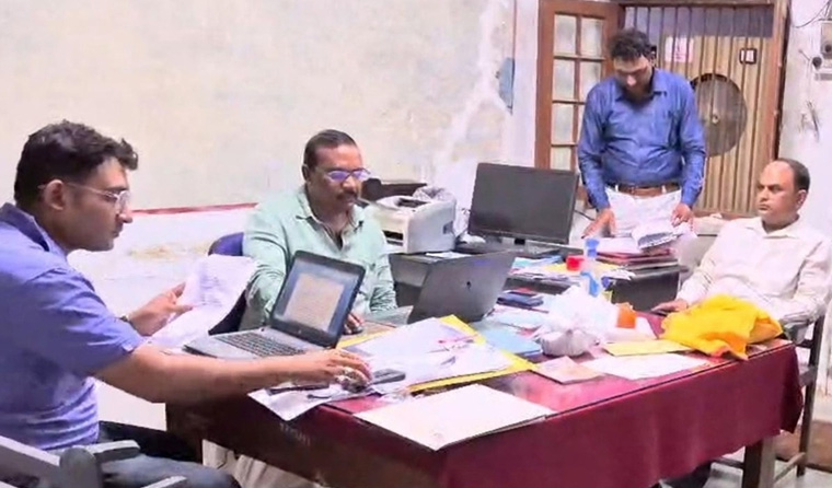 39 हजार रूपये की रिश्वत लेते इंजीनियर गिरफ्तार    मंडला यशो:- दक्षिण पूर्व रेल्वे (South Eastern Railway) में काम करने वाले ठेकेदार ओमप्रकाश सोनी से बिल पास करने के लिये सीनियर सेक्शन इंजीनियर (Senior Section Engineer) उदय कुमार द्वारा रिश्वत की मांग की जा रही थी और ठेकेदार (Contractor) अपने बिल पास करवाने के लिये बहुत परेशान हो गया था । ठेकेदार ने सीबीआई (CBI) को शिकायत कर दी और बताया कि वह रेलवे में ठेकेदारी करता है । उसके काम के लगभग 13 लाख रूपये के बिल पास करने में इंजीनियर द्वारा बिना किसी कारण के बिल रोक रखे है । सीबीआई की टीम ने ओम प्रकाश सोनी की शिकायत पर बुधवार देर शाम कार्यालय में सीनियर सेक्शन इंजीनियर को रिश्वत लेते हुए रंगे हाथ पकड़ा। सीबीआई ने आरोपी को रिश्वत लेते हुये रंगे हाथों पकड़ा और गिरफ्तार कर लिया है। आरोपी इंजीनियर के खिलाफ भ्रष्टाचार निवारण अधिनियम (Prevention of Corruption Act)  की धाराओं के तहत प्रकरण दर्ज कर आवश्यक कार्रवाई की गयी है । ओमप्रकाश सोनी से रेलवे के इंजीनियर उदय कुमार ने बिल पास करने के लिए तीन प्रतिशत राशि बतौर रिश्वत (Bribe) मांगी थी। लगभग 13 लाख रूपये बिल की 39 हजार रूपये की राशि थी जो रिश्वत के रूप में इंजीनियर उदय कुमार लेते हुये रंगे हाथों पकड़े गये ।