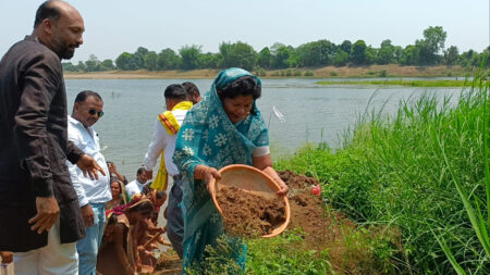 जल स्त्रोतों को संरक्षित करना हमारी सम्मिलित जिम्मेदारी - संपतिया उइके ﻿ सूर्यकुंड में आयोजित किया गया जल गंगा संवर्धन कार्यक्रम मंडला : शनिवार, जून 15, 2024, 19:07 IST मंडला विकासखंड के ग्राम सकवाह के सूर्यकुंड धाम में जल संवाद कार्यक्रम का आयोजन किया गया। इस अवसर पर प्रदेश की लोक स्वास्थ्य यांत्रिकी मंत्री संपतिया उइके ने कहा कि जल स्त्रोतों के संरक्षण और पुनर्जीवन के लिए सरकार द्वारा चलाए जा रहे इस अभियान में प्रत्येक व्यक्ति की सहभागिता आवश्यक है। जल के बिना जीवन की कल्पना नहीं की जा सकती, इसलिए जल स्त्रोतों को संरक्षित करना हम सबकी सम्मिलित जिम्मेदारी है। कार्यक्रम में उन्होंने श्रमदान के माध्यम से सूर्यकुंड घाट में एकत्रित मिट्टी हटाया एवं कुंड के जीर्णोद्धार कार्य का भूजिपूजन किया। इस अवसर पर जिला पंचायत अध्यक्ष संजय कुशराम, उपाध्यक्ष कमलेश तेकाम, जनपद पंचायत अध्यक्ष सोनू भलावी, जिला पंचायत सदस्य संदीप सिंह, सीईओ जिला पंचायत श्रेयांश कूमट, संयुक्त कलेक्टर हुनेन्द्र घोरमारे सहित बड़ी संख्या में ग्रामीणजन उपस्थित रहे। पीएचई मंत्री ने कहा कि जल के स्त्रोत प्रकृति के वरदान हैं जिनका संरक्षण के लिए सभी को जिम्मेदारी स्वीकार करनी चाहिए। नदी, तालाब, कुआँ, बावड़ी के संरक्षण एवं पुनर्जीवन के लिए वृहद अभियान चलाया जा रहा है। भावी पीढ़ी को स्वस्थ जीवन मिले इसके लिए हमें प्रदेश के मुख्यमंत्री के इस पवित्र संकल्प को मिलकर पूरा करना है। जिला पंचायत अध्यक्ष संजय कुशराम ने कहा कि आज हमें अपने सभी जल स्त्रोतों को बचाना और उन्हें बढ़ाना बहुत जरूरी है इसके लिए हमें पेड़ लगाने और उसे जीवित रखने का संकल्प लेना चाहिए। उन्होंने कहा कि स्वस्थ और सुरक्षित जीवन के लिए जल और पर्यावरण सरंक्षण करना प्रत्येक व्यक्ति का दायित्व है। श्री कुशराम ने कहा कि अपने घरों के पास सोख्ता गड्ढा का निर्माण करें और घर से निकलने वाले पानी को संरक्षित करें जिससे भूमिगत जल स्तर भी बढ़ेगा। सूर्यकुंड धाम का किया जायेगा सौन्दर्यीकरण पीएचई मंत्री संपतिया उइके ने कहा कि जल गंगा संवर्धन अभियान के तहत सूर्यकुंड धाम का सौंदर्यीकरण किया जाना है। धाम में पहुंचने वाले श्रद्धालुओं के ठहरने के लिए शेड निर्माण कराया जाएगा। साथ ही सड़क के दोनों तरफ लाईट भी लगाई जाएगी। उन्होंने कहा कि ग्राउंड में फेन्सिंग का कार्य किया जाएगा जिससे अतिक्रमण की स्थिति उत्पन्न न हो सके। पीएचई मंत्री ने कहा कि विधायक निधि से पुरवा घाट का जीर्णाेद्धार का कार्य कराया जाएगा।