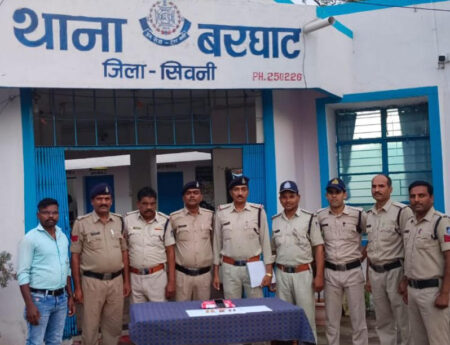 पुलिस माल सहित चोर को पकडऩे मेेें सफल, चर्चा भी बहुत है सिवनी यशो:- बरघाट नगर के शांति नगर में गत 02 जून को चारी होने की रिपोर्ट दर्ज करायी गयी थी जिसे बरघाट पुलिस ने चोरी गये सोने के जेबर एवं मोबाईल जो सवा लाख का था । चोरी का पूरा माल सहित चोर को पकडऩे में सफलता प्राप्त की है परंतु माल कहाँ से जप्त हुआ इसको लेकर नगर में बड़ी चर्चा है और पुलिस बता कहाँ से रही है यह चर्चा का विषय बना हुआ है । घटना के संबंध में पुलिस द्वारा दी गयी जानकारी के अनुसार बरघाट के वार्ड क्र. 03 शांति नगर निवासी शहनाज खान पिता आशिक खान उम्र 48 साल ने थाना बरघाट ने दिनांक 02.06.24 की रात्रि में अज्ञात चोर द्वारा वन प्लस एनड्राईड मोबाईल फोन एवं सोने के जेवर चोरी जुमला किमती 2,25,000 (दो लाख पच्चीस हजार) रूपये के चोरी कर ले जाने संबंधी रिपोर्ट दर्ज कराई थी। जिसकी रिपोर्ट पर थाना बरघाट में अज्ञात आरोपी के विरूद्ध धारा 457,380 भादवि.का पंजीबद्ध किया गया। घटना की गंभीरता को देखते हुये पुलिस अधीक्षक सिवनी राकेश कुमार सिंह एवं अतिरिक्त पुलिस अधीक्षक जी.डी. शर्मा के द्वारा थाना प्रभारी बरघाट को त्वरित कार्यवाही करने हेतु निर्देशित किया गया। अनुविभागीय अधिकारी पुलिस ललित गठरे के मार्गदर्शन पर थाना प्रभारी मोहनीश वैस थाना बरघाट के द्वारा थाना स्तर पर पुलिस टीम गठित कर थाना प्रभारी बरघाट मोहनीश वैस के नेतृत्व में गठित पुलिस टीम द्वारा सूचनातंत्र को लगाया गया था जो प्रधान आरक्षक जिनेन्द्र ठाकुर के सक्रिय सूचनातंत्र के माध्यम से सूचना प्राप्त हुई कि चोरी गया वन प्लस एनड्राईड मोबाईल फोन एवं सोने के जेवर कान की एक जोडी सोने के झुमके एवं 4 नग सोने की अंगूठी शांति नगर का आकित खान पिता अलीम खान उम्र 21 साल निवासी शांति नगर बरघाट के द्वारा उक्त नकबजनी की घटना को अंजाम दिया गया है। जो उपरोक्त संदेही को हिरासत में लेकर हिकमतमली से पूछताछ की गई, जिसने घटना करना स्वीकार किया। जो आरोपी के कब्जे से चोरी गया मसरूका वन प्लस एनड्राईड मोबाईल फोन किमती 55,000 (पचपन हजार रूपये का) एवं सोने के जेवर कान की एक जोडी सोने के झूमके एवं 04 नग सोने की अंगुठी किमती 177,000 ( एक लाख सत्तर हजार रूपये) के जप्त किया गया। आरोपी को विधिवत गिरफ्तार कर जेल भेजा गया है। नाम आरोपी-आकित खान पिता अलीम खान उम्र 21 साल निवासी शांति नगर बरघाट थाना बरघाट जिला सिवनी। जप्ती माल वन प्लस एनड्राईड मोबाईल फोन कीमती 55,000 (पचपन हजार रूपये का) एवं सोने के जेवर कान की एक जोडी सोने के झूमके एवं 04 नग सोने की अंगुठी किमती 177,000 ( एक लाख सत्तर हजार रूपये) जुमला किमती 2,25,000 (दो लाख पच्चीस हजार) रूपये ! सराहनीय कार्य थाना प्रभारी निरीक्षक मोहनीश बैस, उनि. सत्येन्द्र उपाध्याय सउनि. बलीराम स्वरे, प्रधान आरक्षक 486 जिनेन्द्र ठाकुर, प्र.आर. 147 बालचंद घोरमारे, आर.क्र.593 मुकेश नवरेती, आर.क्र.546 सुखदेव बिसेन, आर.क्र.370 उपेन्द्र, आर. 734 उलेश कटरे, आर.783 केशरीनंद एडे का विशेष योगदान रहा।