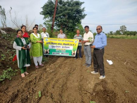 वसुंधरा में हरियाली की चादर फैलाने हेतु वृक्षारोपण कार्यक्रम आयोजित कृषि विज्ञान केंद्र मे "एक पेड़ मां के नाम" "ek ped maa ke naam" कैंपेन का शुभारंभ सिवनी यशो:- कृषि विज्ञान केंद्र सिवनी (Agricultural Science Center Seoni) के वरिष्ठ वैज्ञानिक एवं प्रमुख डॉ शेखर सिंह बघेल (Senior Scientist and Chief Dr. Shekhar Singh Baghel) के मार्गदर्शन में वृहद  स्तर पर कृषि विज्ञान केंद्र परिसर में वृक्षारोपण कार्यक्रम का वर्षा काल में शुभारंभ किया गया है। डॉ बघेल ने जानकारी देते हुए बताया कि प्रधानमंत्री नरेंद्र मोदी (Prime Minister Narendra Modi) द्वारा विश्व पर्यावरण दिवस (World Environment Day) पर पीपल का पौधा लगाकर इस कैंपेन का शुभारंभ किया गया। जिसमें भारत सरकार के पर्यावरण, वन और जलवायु परिवर्तन मंत्रालय (Ministry of Environment, Forest and Climate Change, Government of India) द्वारा मिले दिशा निर्देशों के अनुसार "एक पेड़ मां के नाम" ("A tree in the name of mother") के अंतर्गत कृषि विज्ञान परिसर में वर्षा काल के दौरान विभिन्न प्रकार के वृक्षों का वृक्षारोपण कार्यक्रम सतत जारी रहेगा जिसमें बेर, आँवला, नीम, मुनगा, सीताफल, अमरुद, पीपल, बॉस, अशोक, नींबू, गुलमोहर, आम आदि का वृक्षारोपण वृहद स्तर पर किया जाना है। जिसका शुभारंभ आज कृषि विज्ञान के परिसर में नीम, मुनगा एवं सीताफल आदि पौधों के वृक्षारोपण के साथ ही प्रारंभ किया गया। इस कार्यक्रम में किसी विज्ञान केंद्र के समस्त वैज्ञानिक एवं कर्मचारी द्वारा वृक्षारोपण कार्यक्रम में सक्रियता के साथ भाग लिया, वृक्षारोपण के कार्यक्रम में कृषि विज्ञान केंद्र के डॉ शेखर सिंह बघेल डॉ निखिल सिंह वैज्ञानिक, डॉ राजेंद्र सिंह ठाकुर वैज्ञानिक इंजीनियर कुमार सोनी, डॉ जी के राणा, डॉ करुणा मेश्राम, श्रीमति आभा श्रीवास्तव, श्रीमति चंचला शिव, शुभम झारिया, शिवशंकर मिश्रा एवं समस्त कर्मचारियों की उपस्थिति रही ।