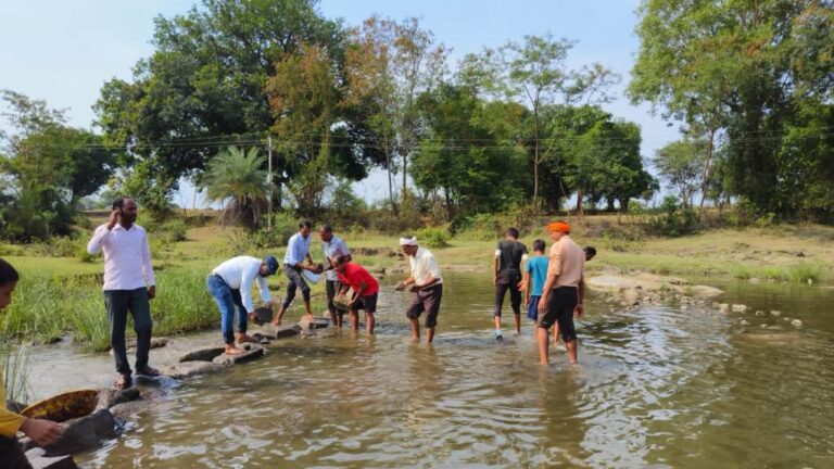 "जल गंगा संवर्धन अभियान" अंतर्गत जल संवर्धन एवं संरक्षण को लेकर संपूर्ण जिले में जल स्त्रोतों का सतत जारी है सफाई अभियान सिवनी यशो:- प्रदेश शासन द्वारा नदी, नालों और, तालाब, झील, कुंआ, ऐतिहासिक जल संरचनाओं बावड़ी आदि जल स्रोतों के संरक्षण एवं पुनर्जीवन के लिए ''जल गंगा संवर्धन अभियान'' संचालित कर जल स्रोतों की साफ-सफाई एवं गहरीकरण के कार्य संपूर्ण प्रदेश में संचालित हैं। इसी कडी में कलेक्टर क्षितिज सिंघल के मार्गदर्शन में अभियान अंतर्गत जिले के सभी विकासखंडों में जल संवर्धन एवं संरक्षण को लेकर विविध गतिविधियां जारी है। शुक्रवार 14 जून को सिवनी जनपद की ग्राम पंचायत बांकी स्थित गोसाई घाट की जनप्रतिनिधियों एवं ग्रा?मीणों द्वारा साफ-सफाई की गई। इसी क्रम में लखनादौन नगरपरिषद अंतर्गत विभिन्न वार्डों में स्थित कुंओं एवं पुरानी बावडियों की नगरपरिषद अमला एवं स्थानीय जनों द्वारा सफाई अभियान चलाया गया। मध्यप्रदेश जनाभियान परिषद जिला समन्वयक सौरभ शुक्ला के मार्गदर्शन में जनपद पंचायत धनौरा में जनाभियान परिषद नवांकुर संस्था ग्राम विकास प्रस्फुटन समिति एवं ग्रामवासियों द्वारा घोघरीमाल नदी स्थित सिद्धघाट की साफ-सफाई की गई। जल गंगा संवर्धन अभियान को लेकर आमजनों में भी खासा उत्साह है। प्रत्येक वर्ग जनसमुदाय अभियान में अपनी सहभागिता सुनिश्चित करते हुए स्वप्रेरणा से अपने आस-पास स्थित जल स्त्रोतों की साफ-सफाई कर सवांरने एवं सहजने का कार्य कर रहे हैं।