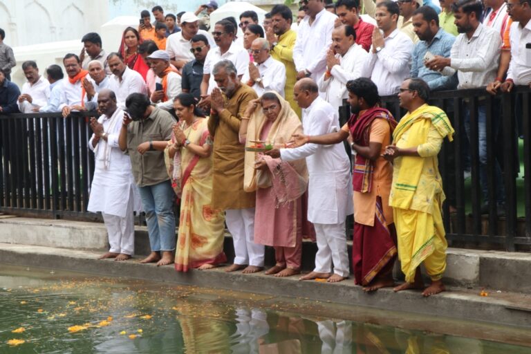 बिना वृक्ष के जल और बिना जल के जीवन संभव नही मंत्री पटेल ने बैनगंगा, शेर तथा सनेर नदी उद्गम स्थल पहुंचकर किया पूजन-अर्चन नागरिकों को उद्गम स्थलों तथा जल संरक्षण के लिए किया प्रेरित सिवनी यशो:- प्रदेश शासन के पंचायत एवं ग्रामीण विकास एवं श्रम मंत्री प्रहलाद सिंह पटेल (State Government's Panchayat and Rural Development and Labor Minister Prahlad Singh Patel) ने रविवार (sunday) 16 जून को गंगा दशहरा (Ganga Dussehra) के अवसर पर कुरई विकास खंड (Kurai Development Block) में स्थित बैनगंगा नदी के उद्गम स्थल मुंडारा (Mundara, the source of Bainganga River) , लखनादौन विकासखंड (Lakhnadon development block) के ग्राम बढवानी में शेर नदी के उद्गम स्थल (Origin of Sher River in Badhwani) तथा उकारपार में स्थित सनेर नदी के उद्गम स्थल (Origin of Saner River in Ukarpar) में पहुंचे। मंत्री श्री पटेल ने सभी उद्गम स्थलों में पूजन-अर्चन कर उपस्थित जनसमुदाय को संबोधित किया। मंत्री श्री पटेल ने मंचीय कार्यक्रम को संबोधित कर कहा कि नदियां जीवन का आधार हैं (ivers are the basis of life) , बिना वृक्ष के जल और बिना जल के जीवन संभव नही हैं (Without trees and without water, life is not possible)। उन्होंने कहा कि हमारी आँखों के सामने बारहमासी नदियों का अस्तित्व आज संकटमय हो रहा हैं। हम सभी को जल संरक्षण की दिशा में कठोर कदम उठाने की आवश्यक हैं। मंत्री श्री पटेल ने कहा कि हमें वर्तमान स्थिति को देखकर यह विचार करने की आवश्यकता हैं कि हम आने वाली पीढ़ी के लिए क्या छोड़कर जाएंगे। उन्होंने अपने उद्बोधन में गांधी जी (Gandhiji) के विचार " पृथ्वी प्रत्येक मनुष्य की आवश्यकता की पूर्ति के लिए पर्याप्त संसाधन प्रदान करती है, लेकिन इससे मनुष्य के लालच की पूर्ति नहीं की जा सकती" का विशेष रूप से उल्लेख करते हुए सभी से प्रकृति के अनुरूप जीवन जीने का संकल्प लेंने की बात कही। अधिक से अधिक हो वृक्षारोपण, प्रत्येक पौधे की जीवित रहने की उठाई जाये जिम्मेदारी उन्होंने कहा कि हमे प्रकृति के प्रति संवेदनशील रहकर अब तक की गलतियों को सुधारने का प्रयास करना होगा। उन्होंने उपस्थित जनों को समाधान में भागीदार बनकर वृक्षारोपण तथा जल स्रोतों के संरक्षण एवं पुनर्जीवन की दिशा में कार्य करने के लिए प्रेरित किया। मंत्री श्री पटेल ने जनप्रतिनिधियों तथा आमजनों से मानसून के दौरान वृक्ष लगाकर, उनके संरक्षण की जिम्मेदारी उठाने की बात कही। उन्होंने पंचायत के जनप्रतिनिधियों एवं कर्मचारियों से कहा कि पंचायत अंतर्गत होने वाला वृक्षारोपण वृहद स्तर का हो तथा लगाया गया हर पौधा जीवित रहे। इसकी जिम्मेदारी उठाई जाए। जिले में अधिकतम खेत-तालाब बनाये जाने की कार्ययोजना की मंत्री पटेल ने की सरहाना मंत्री श्री पटेल ने जिला प्रशासन द्वारा जल संरक्षण की दिशा में खेत-तालाब योजना अंतर्गत ग्रामवार किसानों के खेतों में बनाये जा रहे तालाबों को लेकर प्रशासन की सराहना की। उन्होंने उपस्थित कृषक बंधुओं को योजना का लाभ लेकर अपने खेतों में तालाब बनाने के लिए प्रेरित किया ताकि खेतों की सिंचाई के साथ-साथ जल के संरक्षण एवं भू-जल का स्तर बढ सके। उन्होंने सामुदायिक तालाबों के गहरीकरण तथा कृषि भूमि के उन्नयन के लिए कृषकों को तालाबों की मिट्टी खोदकर अपने खेतों में डालने के लिए प्रेरित किया। उन्होंने अवगत कराया कि किसान बिना रायल्टी के तालाबों से मिट्टी खोदकर अपने खेतों में बिना किसी रोक-टोंक के ले जा सकेंगे। कार्यक्रम को संबोधित कर सांसद भारती पारधी (MP Bharti Pardhi) द्वारा जल गंगा संवर्धन अभियान (Jal Ganga Enhancement Campaign) जैसी अभिनव पहल में बडी संख्या में जनभागिदारी के लिए उपस्थितजनों का धन्यवाद दिया गया। कार्यक्रम के अंत में मंत्री श्री पटेल द्वारा उपस्थित जनों जल संरक्षण की दिशा में कार्य करने शपथ दिलाई।उन्होंने आमजनों से आगे आकर जल संरक्षण की दिशा में आगे आकर कार्य करने की बात कही। कार्यक्रम में भाजपा जिलाध्यक्ष आलोक दुबे, जिला पंचायत अध्यक्ष मालती डेहरिया, विधायक सिवनी दिनेश राय, विधायक बरघाट कमल मर्सकोले, पूर्व सांसद डॉ. ढालसिंह बिसेन, पूर्व विधायक नरेश दिवाकर, जनपद अध्यक्ष कुरई लोचसिंह मर्सकोले हरदीप भाटिया, जागेश्वर पांडे, संजय सोनी सुमित राय, राजू डहरवाल, लीना एडे, दुर्गा तेकाम अनिल सहारे, राकेश सनोडिया, सहित अन्य जनप्रतिनिधियों एवं बडी संख्या में स्थानीय नागरिकगणों की उपस्थिति रही।