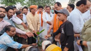 सांसद कुलस्ते ने ''जल गंगा संवर्धन अभियान'' अंतर्गत ग्राम मझगांव बैनगंगा नदी घाट में किया श्रमदान - Seoni News