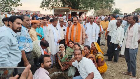 सांसद कुलस्ते ने ''जल गंगा संवर्धन अभियान'' अंतर्गत ग्राम मझगांव बैनगंगा नदी घाट में किया श्रमदान सिवनी यशो:- सांसद फग्गन सिंह कुलस्ते शुक्रवार 14 जून को धनौरा विकासखण्ड के ग्राम मझगांव बैनगंगा नदी घाट में ''जल गंगा संवर्धन अभियान'' अंतर्गत आयोजित हुए कार्यक्रम में शामिल हुए। सांसद श्री कुलस्ते द्वारा घाट में श्रम दान कर साफ-सफाई की गई तथा पौध रोपण किया गया। इस अवसर पर बड़ी संख्या में स्थानीय जनप्रतिनिधियों एवं ग्रामीणोंकी उपस्थिति रही। उल्लेखनीय है कि प्रदेश शासन द्वारा सम्पूर्ण प्रदेश में नदी, नालों, तालाब, झील, कुंआ, ऐतिहासिक बावडिय़ों सहित अन्?य जल स्रोतों के संरक्षण एवं संवर्धन को लेकर ''जल गंगा संवर्धन अभियान'' अंतर्गत जल स्रोतों की साफ-सफाई, उन्?नयन एवं गहरीकरण का कार्य किया जा रहा है।