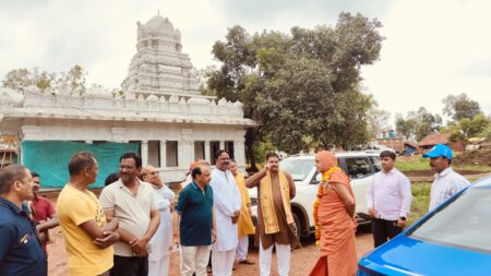 शंकराचार्य सदानंद जी ने दो दिवसीय प्रवास पर अनेक कार्यक्रम में आनंदमयी धर्म गंगा का प्रवाह किया सिवनी यशो:- अनंत श्री विभूषित द्वारिका शारदा पीठाधीश्वर जगतगुरु शंकराचार्य स्वामी श्री सदानंद सरस्वती जी महाराज* दो दिवसीय प्रवास पर गुरुधाम दिघोरी पहुंचे हैं। सोमवार 1 जुलाई 2024 को आपश्री गुरु परिवार के श्रध्दालु सदस्यों के साथ, नवोदित तीर्थ शीलादेही में तंजावुर शैली में निर्माणधीन सतसंग भवन तथा दिव्य द्वारकाधीश मंदिर का अवलोकन करने पहुंचे। पूज्य शंकराचार्य जी ने निर्माण कार्य प्रगति का सूक्ष्म अवलोकन करते हुए आवश्यक निर्देश दिये तथा कहा कि हम अपेक्षा करते हैं कि आगामी नवरात्रा में इस दिव्य मंदिर में द्वारकाधीश भगवान श्री कृष्ण के विग्रह की स्थापना एवं प्राण प्रतिष्ठा हो। पूज्य शंकराचार्य जी महाराज ने 1 जुलाई एवं 2 जुलाई को शंकराचार्य जी, सिवनी जिले के विभिन्न क्षेत्रों में निर्धारित कार्यक्रमों में पहुँचकर भक्तगणों को आशीर्वाद एवं धर्म संबंधी अनिर्वताओं और धार्मिक आधार बताते हुये अनेक धार्मिक विषय से क्षेत्रीय जनों के मन को पवित्र करने का काम किया ।