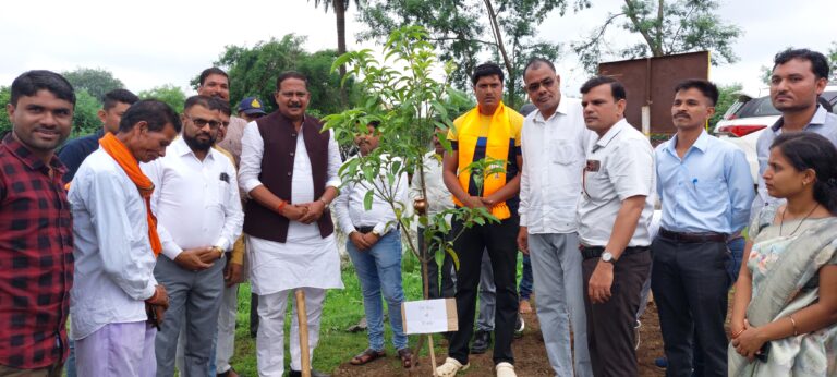 हाईटेक वृक्षारोपण कार्य का विधायक दिनेश राय मुनमुन ने किया शुभारंभ 800 से अधिक फलदार वृक्ष लगाए जाएंगे हाईटेक प्लांटेशन में छपारा यशो:- सरकार के द्वारा एक पौधा मां के नाम अभियान चलाया जा रहा है इसी अभियान के तहत छपारा जनपद पंचायत के अंतर्गत आने वाली केकड़ा ग्राम पंचायत में एक हाईटेक प्लांटेशन गांव के मोक्ष धाम में बनाया गया है. जहां करीब 800 से अधिक पौधे लगाए जाने का लक्ष्य यहां रखा गया है. जिसका शुभारंभ शनिवार को सिवनी विधायक दिनेश राय मुनमुन की उपस्थिति में किया गया. राष्ट्रीय रोजगार गारंटी के तहत इसका कार्य लगभग 10 लाख रुपए की लागत से किया जा रहा है. एसडीओ सौरभ भलावी ने जानकारी देते हुए बताया कि विकासखंड स्तरीय यह प्लांटेशन केकड़ा ग्राम पंचायत में बनाया गया है. जिसकी देख रेख और तमाम व्यवस्थाएं ग्राम पंचायत की होगी. जहां फलदार वृक्षारोपण लगाए जा रहे हैं. जिनकी सुरक्षा और उनमें पानी की व्यवस्था भी यहां की गई है करीब एक हेक्टर भूमि पर यह फलदार वृक्ष रोपण किया जा रहा है. इस दौरान यहां जनपद पंचायत छपारा और ग्राम पंचायत का अमला भी मौजूद रहा जहां सभी के द्वारा वृक्ष रोपण इस हाईटेक प्लांटेशन में किया गया है. ग्राम पंचायत केकड़ा सरपंच पीतम सिंह सल्लाम, नूर अहमद उपसरपंच. जनपद अध्यक्ष सदम बरकड़े. जनपद सदस्य सुनील झारिया, मंडल अध्यक्ष ओम राजपूत, रामदयाल ठाकुर सहित अन्य लोग मौजूद रहे