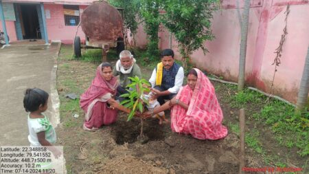 जिला पंचायत सदस्य श्रीमती ललिता रावेन शाह उईके ने किया वृक्षारोपण छपारा यशो:- ग्राम पंचायत सादकसिवनी एवं ग्राम पंचायत सुआखेड़ा (रणधीरनगर) में प्रकृति के संरक्षण संवर्धन के लिए आम जामुन, नींबू के वृक्ष का पौधा रोपण कर पर्यावरण के प्रति जागरूक होने का संदेश दिया है इस तरह जिला पंचायत सदस्य श्रीमती उइके लगातार पंचायत क्षेत्र में वृक्षारोपण कार्यक्रम निरंतर रखेंगी एवं आम जनमानस से भी अपील कि है वह अधिक से अधिक वृक्षारोपण कर उनका पालन पोषण की व्यवस्था सुनिश्चित करें एवं ग्राम पंचायत से जुड़े जन प्रतिनिधि भी वृक्षारोपण में अधिक से अधिक योगदान करने के लिए उन्होंने आग्रह किया है । मनरेगा योजना के अंतर्गत किसानों को अपने खेतों में योजना का लाभ लेते हुए अधिक से अधिक वृक्षारोपण फलदार पौधे लगाकर पर्यावरण के प्रति प्राकृतिक रूप से बढ़ावा देने का आग्रह किया है इस कार्यक्रम में उपस्थित ग्राम पंचायत के सचिव, सरपंच , पंच एवं मेट उपस्थित हुए ।