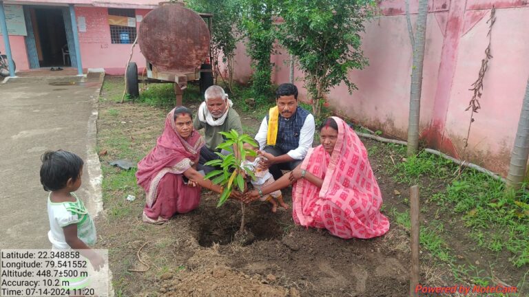 जिला पंचायत सदस्य श्रीमती ललिता रावेन शाह उईके ने किया वृक्षारोपण छपारा यशो:- ग्राम पंचायत सादकसिवनी एवं ग्राम पंचायत सुआखेड़ा (रणधीरनगर) में प्रकृति के संरक्षण संवर्धन के लिए आम जामुन, नींबू के वृक्ष का पौधा रोपण कर पर्यावरण के प्रति जागरूक होने का संदेश दिया है इस तरह जिला पंचायत सदस्य श्रीमती उइके लगातार पंचायत क्षेत्र में वृक्षारोपण कार्यक्रम निरंतर रखेंगी एवं आम जनमानस से भी अपील कि है वह अधिक से अधिक वृक्षारोपण कर उनका पालन पोषण की व्यवस्था सुनिश्चित करें एवं ग्राम पंचायत से जुड़े जन प्रतिनिधि भी वृक्षारोपण में अधिक से अधिक योगदान करने के लिए उन्होंने आग्रह किया है । मनरेगा योजना के अंतर्गत किसानों को अपने खेतों में योजना का लाभ लेते हुए अधिक से अधिक वृक्षारोपण फलदार पौधे लगाकर पर्यावरण के प्रति प्राकृतिक रूप से बढ़ावा देने का आग्रह किया है इस कार्यक्रम में उपस्थित ग्राम पंचायत के सचिव, सरपंच , पंच एवं मेट उपस्थित हुए ।