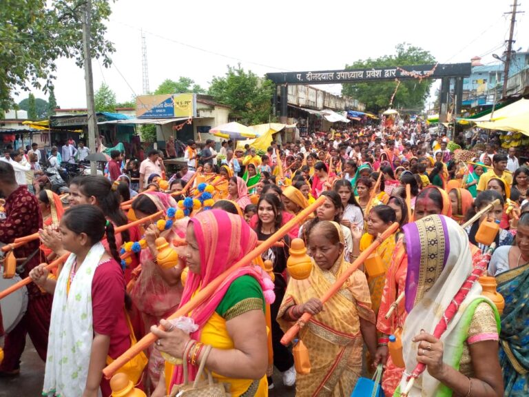 धूमधाम से निकली कांवड़ यात्रा,शामिल हुये जगद्गुरू शंकराचार्य स्वामी प्रज्ञानानंद जी महाराज बैंनगंगा नदी का जल कांवड़ों में भर गुरु रत्नेश्वर धाम में किया जलाभिषेक, मंदिरों में पूजा-अर्चन दर्शन करने श्रृद्धालुओं की भीड़, छपारा यशो:- 22 जुलाई से प्रारंभ पवित्र सावन माह में पवित्र बैनगंगा नदी तट पर बसे ग्राम छपारा से श्रद्धालुओं ने सावन मास के प्रथम सोमवार को कांबड यात्रा निकाली । इस कांबड यात्रा के शुभारंभ अवसर पर ब्रह्मलीन जगद्गुरू शंकराचार्य स्वामी स्वरूपानंद जी महाराज के परंम शिष्य जगद्गुरू शंकराचार्य स्वामी प्रज्ञानानंद जी महाराज शामिल हुऐ । कांबड यात्रा के भक्तिमय शुभारंभ के अवसर पर शामिल स्वामी प्रज्ञानानंद जी महाराज की शोभायात्रा छपारा के विभिन्न मार्गो से निकाली गयी । पवित्र सावन माह के पहले सोमवार को नगर सभी शिव मंदिरों में सनातन धर्मियों ने आस्था श्रद्धा और भक्ति भाव से भगवान शिव की पूजन विधि विधान से प्रारंभ किया । नगर के सिद्ध बाबा घाट शिव मंदिर, कुम्हारी वार्ड शिव मंदिर, शंकर मढिया मंदिर एवं बस स्टैंड के पास स्थित शिवगौरी मंदिर में श्रद्धालुओं ने दर्शन एवं पूजन अर्चन का क्रम सुबह से आरंभ हो गया नगर के शिवगौरी मंदिर में स्थित दोनों शिव मंदिर में शिव अभिषेक पूजन किया गया । जिसमें चार-चार जोड़ों की संख्या में श्रद्धालु पूजन में सावन के सभी सोमवार को होने वाली विशेष पूजा शिव अभिषेक पूजन हुआ पहले सोमवार को यह क्रम शाम तक चला। वहीं मंदिर में श्रीराम चरित मानस का अंखडं पाठ किया जा रहा है जिसका दूसरा परायण सोमवार को हो गया इसके अलावा मंदिर समिति एवं स्थानीय श्रद्धालुओं द्वारा राम नाम पत्रक लेखन कार्य भी जारी है। नगर के बैंनगगां नदी के सिद्ध बाबा घाट से विशाल कांवड़ यात्रा निकाली गई जो 26 किलोमीटर दूर पैदल चलकर बंडोल के ग्राम दिघौरी स्थित मंदिर में विश्व के सबसे बड़े स्फटिक शिवलिंग गुरु रत्नेश्वर का बैंनगंगा नदी के जल से जलाभिषेक कर पूजन किया । भोले कावंडिय़ों का जत्था नगर के बस स्टैंड से दोपहर लगभग 12.40 पर रवाना हुआ जिसमें बड़ी संख्या नगर सहित क्षेत्रीय ग्रामों के महिलाएं, बच्चों सहित युवक युवतियों के साथ-साथ हर वर्ग के लोगों ने बड़े ही भक्ति भाव से हिस्सा लिया। इस कावंड यात्रा में शंकराचार्य स्वामी प्रज्ञानंद भी रथ में सवार होकर नगर के मुख्य मार्गों तक शामिल हुए साथ ही बालीवुड के अभिनेता एवं फिल्म आदि अनंत में प्रमुख भूमिका निभाने वाले कलाकार वीरेंद्र बघेल इस कावंड यात्रा में शिव जी की सजीव झांकी बन के रूप में शामिल हुये जो कावंडिय़ों के साथ - साथ आकर्षण का केंद्र रहे। उक्त कांवड़ यात्रा में नर्मदा मिशन के संस्थापक दादा गुरु शामिल होने वाले थे जिनके गुरु पूर्णिमा पर्व पर अज्ञातवास साधना में लीन होने से वह शामिल नहीं हुए ।