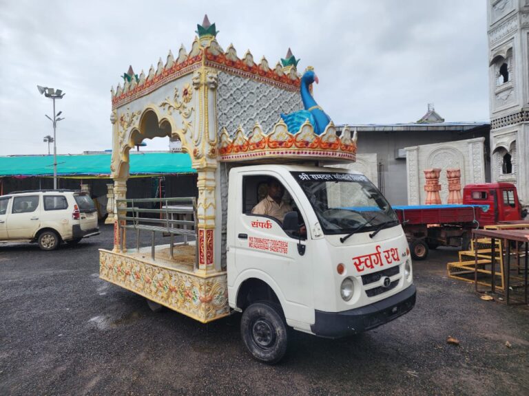 रामदल आज नगर को स्वर्ग रथ समर्पित करेंगा सिवनी यशो:- श्री रामदल समिति द्वारा निर्मित किया गया स्वर्ग रथ आज नगर वासियों को समर्पित किया जावेगा। ज्ञात है कि अपने सेवा के निराले कार्यो के लिए विख्यात श्री रामदल समिति जो मुख्य रूप से दशहरा पर्व का आयोजन करती है और उस आयोजन से बची राशि का उपयोग ग्रीष्मकालीन शीतल पेयजल, मंदिर जीर्णोउद्धार, मोक्षधाम शेडनिर्माण, गार्डन के रखरखाव की जिम्मेदारी बाखूबी निभाते हुए विभिन्न सेवा कार्यो में करती है। सेवा के इन्ही कार्यो को आगे बढ़ाते हुए, श्री रामदल समिति द्वारा स्वर्ग रथ नगर वासियों को समर्पित किया जा रहा है यह स्वर्ग रथ आमजन को जानकारी देने हेतु रामधुन करता हुआ आज गुरुवार 25 जुलाई को नगर भर्मण करेगा तथा अगले दिन से जहाँ भी इस स्वर्ग रथ की आवश्यकता हो नगरवासी इन नम्बरो (9424654001, 9425873785, 9425821630, 9424966644)में संपर्क कर यथा स्थान स्वर्ग रथ समय पर बुलवाया जा सकेगा। मोक्षधाम के इस पुनीत सेवा कार्य में समिति द्वारा एक उप समिति गठित की जा रही है जिसका सदस्यता शुल्क 200/- प्रतिमाह है, इस राशि से मोक्षधाम के विकास कार्यो को सुचारू रूप से संचालित किए जाने हेतु सहयोग मिलेगा, जो भी व्यक्ति मोक्षधाम सेवा कार्य समिति का सदस्य बनाना चाहता हो वह भी उक्त नम्बरो में संपर्क कर सेवा के इस अभियान से जुड़ सकता है