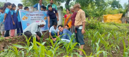 ग्राम विकास प्रस्फुटन समिति सादक सिवनी द्वारा किया गया पौधारोपण : छपारा /(सिवनी) : मध्यप्रदेश जन अभियान परिषद द्वारा कलेक्टर संस्कृति जैन के निर्देशन में चलाये जा रहे एक पौधा माँ के नाम अभियान के अंतर्गत मैदानी क्षेत्रों मे कार्यरत म प्र जन अभियान परिषद के नेटवर्क द्वारा जगह जगह पौधारोपण करवाया जा रहा है. इसी तारतम्य में गुरुवार को विकासखंड छपारा अंतर्गत आने वाले ग्राम सादक सिवनी के प्राथमिक स्कूल, पी एम श्री हाईस्कूल, सड़क के किनारे, ग्राम के मंदिर परिसर सहित अन्य और भी स्थानों पर विभिन्न प्रजातियों के 251 पौधे रोपित किए गए.। इस पौधरोपण कार्यक्रम में ग्राम के उपसरपंच रमेश रंगारे,बीआरसी शिक्षा रविशंकर ठाकुर, विकासखंड समन्वयक अनिल चौरे, प्रस्फुटन समिति अध्यक्ष हीरामन पंचेश्वर, समिति सचिव मनोज पंचेस्वर, एवं ग्राम विकास प्रस्फुटन समिति के सभी सदस्य अंकित ठाकुर, रामदास ठाकुर, पंछी भाई, रमेश एवं स्कूल के समस्त स्टाफ की उपस्थिति में पौधे रोपित कर उन्हें वायुदूत एप्प पर अपलोड कर समय-समय पर इनकी देखभाल करने की शपथ ली तथा अन्य लोगों को भी पर्यावरण संरक्षण की दिशा मे इस तरह के कार्य करने के लिए प्रेरित किया गया।