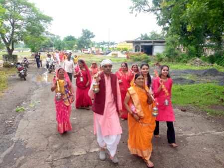 सावन के दूसरे सोमवार पर कावंडिय़ों ने बैंनगंगा नदी से निकाली कांवड़ यात्रा संरडिया ग्राम स्थित शिव मंदिर पर किया जलाभिषेक, छपारा यशो: - बम-बम भोले के जयकारों के साथ नगर से तीन किलोमीटर दूर ग्राम सरंडिया के श्रद्धालुओं ने 29 जुलाई को नगर के बैंनगंगा नदी घाट पर पूजन अर्चन कर अपनी कांवड़ों में पवित्र जल भर कांवड़ यात्रा प्रारंभ की । बम बम भोले के नारों के साथ नगर से तीन किलोमीटर दूर भीमगढ मार्ग से होते हुए अपने ग्राम सरंडिया स्थित शिव मंदिर में जलाभिषेक के साथ कांवड़ यात्रा का समापन किया गया दोपहर लगभग 1 बजे कावंडिय़ों ने अपनी कावंड यात्रा शुरू की जो नगर के नदी पुल घाट से शुरू हुई जिसमें क्षेत्रीय ग्रामों के श्रद्धालुओं ने हिस्सा लिया जो विगत कई वर्षो से सावन माह में कावंडिय़ों द्वारा बड़े ही श्रद्धा भाव से अपने ग्राम के शिव मंदिर में कांवड़ यात्रा निकाल बैंनगंगा नदी के जल से जलाभिषेक करने का दौर अनवरत जारी है।