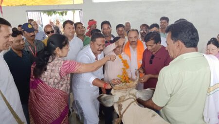 गाय हमारी समृद्धि है, इसकी रक्षा हमारा दायित्व है - सांसद श्रीमती पारधी गाय हमारे इस लोक और परलोक दोनों को सुधारती है इसकी सेवा करें - आलोक *गौमाता भारतीय संस्कृति की आत्मा है: दिनेश राय मुनमुन* *-लोकार्पण कार्यक्रम मे किया गौ पूजन* *-एक पेड़ मां के नाम अंतर्गत किया वृक्षारोपण* सिवनी यशो:- गाय सनातन संस्कृति में पूज्य तो है ही गाय हमे समृद्ध, निरोग बनाती है । गाय को हमने माता का दर्जा दिया है तो इसके इसका वैसा सम्मान और संरक्षण भी हमारा दायित्व बनता है । गाय का दूध गोबर, गोबर और गो मूत्र चिकित्सा विज्ञान में महत्वपूर्ण स्थान रखते है, आयुर्वेद इसे अमृत तुल्य मानता है । कृषि को समृद्ध बनाने में गाय का जो योगदान है उसे किसान और हमारे देश के गांव से बेहतर कौन जान सकता है परंतु आज गाय की दुर्दशा बहुत बड़ा चिंता का कारण बन गया है और इसकी रक्षा की जिम्मेदारी के प्रति हमारी असहजता गाय के जीवन के लिये संकट बन रही है । इसकी रक्षा के सरकार बहुत के प्रयास चल रहे है परंतु समाज को भी गौ माता को बचाने के लिये संकल्प लेने की आवश्यकता है । यह बात सिवनी बालाघाट सांसद श्रीमती भारती पारधी ने ग्राम ढेंकी एवं मारबोड़ी में गौ शालाओं के लोकार्पण कार्यक्रम के दौरान उपस्थित जनों को संबोधित करते हुये कही । उन्होंने कहा कि उनके लिये यह पवित्र अवसर है कि सिवनी जिले के प्रथम प्रवास के दौरान उन्हें गौशालाओं के लोकार्पण का सौभाग्य प्राप्त हुआ । गौशालाओं के इस लोकार्पण कार्यक्रम में भाजपा जिला अध्यक्ष एवं सिवनी विधायक दिनेश राय मुनमुन की उपस्थिती रही । सांसद श्री पारधी ने कहा कि सिवनी विधानसभा में इतने संवेदनशील विधायक दिनेश राय मुनमुन है जो गांव गरीबों की चिंता के साथ गाय माता के संरक्षण के लये सराहनीय प्रयास कर रहे है । गौशालाओं के लोकार्पण कार्यक्रम में भाजपा जिलाध्यक्ष आलोक दुबे ने कहा कि भारतीय जनता पार्टी की सरकार गाय को बचाने के लिये गौशालाों का निर्माण कर पवित्र कार्य कर रही है । सरकार जनकल्याण और विकास के कार्यो के साथ आस्था से जुडे इस कार्य को करते हुये भारतीय संस्कृति और आघ्यत्म के प्रति पूर्ण समर्पण के साथ कार्य कर रही है । श्री दुबे ने कहा कि भारतीय संस्कृति में गाय को बेहद पवित्र माना गया है और गाय माता का व्यापक धार्मिक महत्व है इसके बिना भवसागर से पार होना असंभव बताया गया है और इन्हीं संस्कारों के कारण हर व्यक्तिं गाय दान अवश्य करते है, उसकी पूंछ पकड़कर भवसागर पार होने का भव हमारे धर्म में प्रतिपादित है । गाय हमें इस लोक में अमृत देती ही है हमारा परलोक भी सुधारती है, इस गाय को बचाने के लिये हम से जो भी संभव प्रयास हो वह हमें करना चाहिये । गौ शालाओं के लोकार्पण कार्यक्रम में सिवनी विधायक दिनेश राय मुनमुन ने कहा कि गौमाता हमारे सांस्कृतिक जीवन का, हमारे आध्यात्मिक जीवन का केंद्र रही है। हम इनके बिना भारतीय संस्कृति की कल्पना भी नहीं कर सकते। उन्होंने कहा कि आज गौमाता की सेवा एवं उनकी देखभाल के लिए गौ सेवकों को समर्पित गौ संरक्षण के लिए प्रयत्नशील भारतीय जनता पार्टी सरकार द्वारा बनाई गई गौशाला का लोकार्पण किया गया। आप सभी को शुभकामनाएं एवं बधाई, साथियों गौमाता हमारे सांस्कृतिक जीवन का, हमारे आध्यात्मिक जीवन का केंद्र रही है। हम इनके बिना भारतीय संस्कृति की कल्पना भी नहीं कर सकते। गौवंश का हमारे लिए क्या महत्व है, इसका अंदाजा इसी से लगा सकते हैं कि हमारे ऋषियों ने, मुनियों ने इन्हें माता का दर्जा दिया है। हमारा कोई भी धार्मिक अनुष्ठान गौ के बिना पूर्ण नहीं हो सकता। गौमाता भारतीय संस्कृति की आत्मा है। विधायक श्री राय ने आगे कहा कि ग्रामीण इलाकों में आज भी गौ माता हमारी अर्थ व्यवस्था का आधार है। हमारे शास्त्रों में गौमाता का 'कामधेनु' के रूप में उल्लेख किया गया है। भगवान श्रीकृष्ण का गायों के प्रति प्रेम सर्व विदित है। गौमाता हमारी सभी इच्छाओं और आवश्यकताओं को पूर्ण करने वाली है। ग्राम पंचायत लोनिया के ग्राम ढेंकी मे गोपी गोपाल सेवा गौशाला एवं ग्राम मारबोडी मे आयोजित कार्यक्रम मे मनरेगा योजना अंतर्गत निर्मित गौशालाओं का लोकार्पण विधिवत पूजन उपरांत विधायक दिनेश राय मुनमुन एवं सांसद श्रीमती भारती पारधी जी के करकमलों से भाजपा जिलाध्यक्ष आलोक दुबे जनपद अध्यक्ष किरण भलावी जी एवं भाजपा नेताओं, ग्रामीणों की गरिमामय उपस्थिति मे फीता काट कर किया गया। तदोपरांत आपके द्वारा गौमाता को तिलक लगा पूजन कर गुड, रोटी व चारा खिलाया गया। कार्यक्रम के दौरान पंचायत पदाधिकारियों द्वारा कार्यक्रम में उपस्थित अतिथियों का फूलमालाओं से आत्मीय स्वागत किया गया। वहीं तिघरा एवं मारबोडी मे छात्र- छात्राओं व ग्रामीणों द्वारा ग्राम आगमन पर कलश लेकर भव्य आगवानी की गयी। इसके अलावा श्री राय ने ढेंकी, मारबोडी मे एक पेड़ मां के नाम अभिान के तहत सभी ने वृक्षारोपण भी किया। इस अवसर पर भाजपा जिला उपाध्यक्ष संतोष अग्रवाल, आनंद शर्मा, नर्रेन्द्र ठाकुर,अभिषेक दुबे, राजेश राजू यादव तरूण मुनिया टांक, अरूण उपाध्याय, जैन उदय राजपूत, नितेन्द्र गुड्डू बघेल, श्याम मिलन पांडे, निरंजन बघेल, घनश्याम बघेल, मुकेश चंदेल सहित जनप्रतिनिधियों, भाजपा नेता गणों, पदाधिकारियों, जेष्ठ-श्रेष्ठ कार्यकर्ताओं, अधिकारियों, कर्मचारियों एवं बड़ी संख्या मे ग्रामीण जनों की गरिमामय उपस्थिति रही।