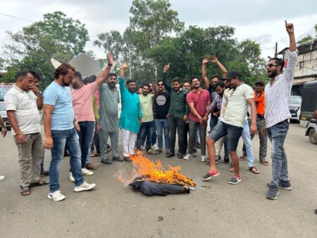 भाजपा युवा मोर्चा ने किया राहुल गांधी का पुतला दहन.. मंडला यशो:= देश की सर्वोच्च संस्था लोकसभा में राहुल गांधी ने अपने भाषण में देश के हिन्दू समाज को हिंसक कहा । इस वक्तव्य से समूचे हिंदू समाज ने इसकी भर्त्सना की है। भारतीय जनता पार्टी ने राहुल गांधी के इस कृत्य का भारी विरोध किया है, इसी क्रम में भारतीय जनता युवा मोर्चा द्वारा विरोध स्वरूप नेहरू स्मारक तिराहे पर मोर्चे के जिलाध्यक्ष आशीष झारिया के नेतृत्व में युवा मोर्चा कार्यकर्ताओ द्वारा राहुल गांधी का पुतला दहन किया गया । इस मौके पर जिला अध्यक्ष आशीष ने कहा कि विपक्ष के नेता राहुल गांधी कांग्रेस पार्टी व समूचे इंडिया गठबंधन का हिंदू विरोधी असली चेहरा देश के सामने आ गया है । कांग्रेस हिन्दू विरोधी है । इस अवसर पर मंडल अध्यक्ष द्वय अनुराग चौरसिया, सूर्यकान्त जघेला महामंत्री रानू राजपूत उपाध्यक्ष अजीत सिहानी मंत्री मोहन देव शाह सर्वज्ञ सोनी, नगर अध्यक्ष अंकित ज्योतिषी, शनिल ताम्रकार लकी श्रीवास कपिल सचान शानू दुबे विशाल कछवाहा सहित सेंकड़ो कार्यकर्ता उपस्थित रहे।