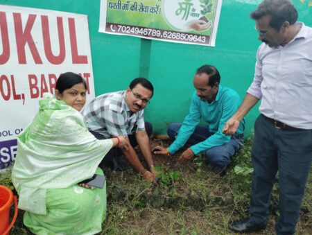 एक पेड़ मां के नाम अभियान के तहत गुरूकुल प्रांगण में हुआ वृक्षारोपण धरती मां एवं अपनी मां से प्रेम के प्रतीक स्वरूप एक पेड़ अवश्य लगायें-नरेश सिंह राजपूत बरघाट यशो:- देश के यशस्वी प्रधानमंत्री नरेन्द्र मोदी की पहल ''एक पेड़ मां के नामÓÓ का शुभारंभ विश्व पर्यावरण दिवस 5 जून से दिल्ली में पीपल का पेड़ लगाकर किया गया। इस अभियान का लक्ष्य मार्च 2024 तक 1 करोड़ 40 वृक्षारोपण का है। इसी तारम्य में मध्यप्रदेश में केन्द्रीय मंत्री अमित शाह की उपस्थिति में प्रदेश के मुख्यमंत्री मोहन यादव द्वारा इंदौर में 11 लाख पौधारोपण कर विश्व कीर्तिमान स्थापित किया गया। ह्यूमन रिसोर्सेस फेडरेशन (समाजसेवी संगठन) के अनुसांगिक शैक्षणिक संस्थान गुरुकुल पब्लिक स्कूल बरघाट में प्रधानमंत्री नरेंद्र मोदी जी द्वारा पर्यावरण संरक्षण हेतु आयोजित कार्यक्रम, एक पेड़ मां के नाम थीम के अंतर्गत वृक्षारोपण किया गया। इस अवसर पर ह्यूमन रिसोर्सेस फेडरेशन एवं गुरुकुल पब्लिक स्कूल के प्रबंध निदेशक नरेश सिंह राजपूत द्वारा बच्चों, शिक्षकों एवं समस्त देशवासियों को धरती मां व अपनी मां से प्रेम के प्रतीक स्वरूप एक पेड़ लगाने का आव्हान किया गया। इस सवसर पर विद्यालय के प्रत्येक शिक्षक एवं विद्यार्थी द्वारा एक-एक पेड़ लगाने का संकल्प लिया गया। कार्यक्रम में संस्था प्राचार्य ज्योति सिंह राजपूत, सह प्राचार्य नितेश गौतम, प्रधानाध्यापिका नाहिद खान, पालक शिक्षक संघ से अनिरुद्ध तिवारी, निशाद खान तथा विद्यालय के समस्त विद्यार्थी एवं शिक्षक उपस्थित रहे।