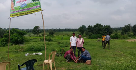 जगतगुरु शंकराचार्य महाराज उद्यान की हुई स्थापना : बड़ी संख्या में हुआ वृक्षारोपण बरघाट यशो:- नगर के वार्ड नंबर 03 शांति नगर में खसरा न0 107 पहाड़ भूमि में धार्मिक संगठनो ने नगर में जगतगुरु शंकराचार्य उद्यान में वृक्षारोपण कर इस उद्यान का नाम जगतगुरु शकराचार्य महाराज उद्यान का नाम करण किया गया ।राष्ट्रीय हिंगलाज सेना प्रदेश संगठन मंत्री संजय तिवारी ने बताया कि जगत गुरु शंकराचार्य महाराज श्री के प्रति आस्था को लेकर नगर में आयोजित परम् पूज्य जगत गुरु स्वामी स्वरूपानंद सरस्वती जी महाराज के नाम नगर में एक उद्यान का प्रस्ताव श्रधंजलि सभा मे लेकर नगर पंचायत बरघाट में पूज्य गुरुदेव के भक्तों द्वारा एक ज्ञापन दिया गया था । आज गुरुपूरिणीमा के पावन पर्व में अनेक धार्मिक , सामाजिक कार्यकर्तों द्वारा म0 प्र0 शासन का अभियान एक पेड़ माँ के नाम के तहत उक्त स्थान में एक पेड पूज्य गुरुदेव के नाम से सर्ववर्गीय ब्राह्मण समाज बरघाट, राष्टीय हिंगलाज सेना शाखा बरघाट, काली पूजा उत्सव सेवा समिति , विश्व हिंदू परिषद, बजरंग दल, उमंग फाउंडेशन सहित कार्यकर्ताओ ने पेड़ लगा कर ""जगतगुरु शंकराचार्य उद्यान " की स्थापना की । इस अवसर में नगर अध्यक्ष श्रीमती इम्रता साहू जी , अनिल पाठक, राजेन्द्र सिंह ठाकुर , राजूलाल पटेल हिंगलाज सेना जिला अध्यक्ष, राजेश उपाध्याय अध्यक्ष सर्ववर्गीय ब्राह्मण समाज बरघाट, विजय दुबे सचिव, सी0 एल0 सोनी योग शिक्षक, पप्पू पांडे पुरोहित बरघाट , खुशाल लुधियाना, सहित अनेक सर्वधर्म कार्यकर्ता ने उपस्थित होकर पेड़ लगाकर "एक पेड माँ व गुरु के नाम " कार्यक्रम को संपन्न किया । नगर अध्यक्ष श्रीमती इम्रता साहू जी , अनिल पाठक ने इस कार्यक्रम के लिए आयोजक कार्यकर्ताओ को शुभकामनाएं दी । आपने कहा कि पूज्य गुरुदेव के इस नाम से नगर में गुरुदेव का आशिर्बाद हमेशा हमे प्राप्त होते रहेगा ऐसा हम भक्तों का विस्वास है ।कार्यक्रम के आयोजक कार्यकर्ताओ ने नगर से अपील की है कि परमपूज्य जगतगुरु शकराचार्य जी महाराज के नाम से स्थापित इस पार्क से हमारी आस्था हमेशा गुरुदेव से जुड़ी रहेगी । और गुरुदेव के बताए रास्ते मे चलने के लिए हमे हमेसा प्ररित करेगी । हमारा नगर के सभी आदरणीयों से निवेदन है कि इस उद्यान का विकास कर नगर के पर्यावरण संरक्षण, के साथ साथ गुरुदेव के चरणों मे अपने आस्था के सुमन अर्पित करे ।