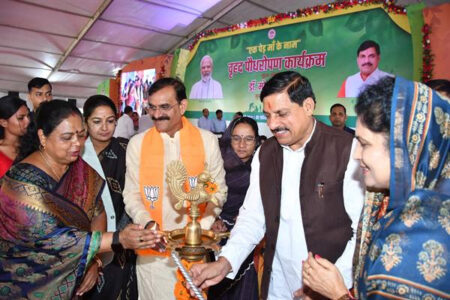 भारतीय संस्कृति में एक वृक्ष का महत्व दस पुत्रों के बराबर माना गया है - मुख्यमंत्री डॉ. यादव मुख्यमंत्री डॉ. यादव ने "एक पेड़ माँ के नाम-वृहद वृक्षारोपण अभियान" का किया शुभारंभ मुख्यमंत्री ने अपनी माताजी की स्मृति में रोपा आँवले का पौधा जम्बूरी मैदान में रोपे गए 26001 पौधे भोपाल:- मुख्यमंत्री डॉ. मोहन यादव ने कहा है कि भारतीय संस्कृति में एक वृक्ष का महत्व दस पुत्रों के बराबर माना गया है। वनस्पति के साथ-साथ नदी, पहाड़ आदि को जीवंत मानना हमारी संवदेनशील सांस्कृतिक परम्परा का प्रतीक है। प्रधानमंत्री नरेन्द्र मोदी के आहवान पर पूरे देश में संचालित "एक पेड़ माँ के नाम" अभियान के अंतर्गत राज्य शासन ने भी प्रदेश में वृहद वृक्षारोपण का संकल्प लिया है। इस क्रम में प्रदेश में 5 करोड़ 50 लाख पौधे लगाने का लक्ष्य है। इंदौर में 51 लाख, भोपाल और जबलपुर जिले में 12-12 लाख पौधे लगाए जाएंगे। मुख्यमंत्री डॉ. यादव जंबूरी मैदान पर आयोजित "एक पेड़ माँ के नाम-वृहद पौधारोपण" कार्यक्रम को संबोधित कर रहे थे। मुख्यमंत्री डॉ. यादव ने अपने माताजी स्व. श्रीमती लीला बाई यादव की स्मृति में आंवले मुख्यमंत्री डॉ. यादव ने आंवले का पौधा लगाकर अभियान का और दीप प्रज्जवलित कर मंचीय कार्यक्रम का शुभारंभ किया। इससे पहले उन्होंने विद्यार्थियों द्वारा पर्यावरण संरक्षण के लिए जागरूकता पर बनाए गए चित्रों का अवलोकन भी किया। पौधरोपण के लिए विद्यार्थियों का उत्साह सराहनीय - मुख्यमंत्री डॉ. यादव ने की प्रशंसा मुख्यमंत्री डॉ. यादव ने डॉ. श्यामा प्रसाद मुखर्जी की जयंती पर उनका स्मरण करते हुए कहा कि अंग्रेजों के बंग-भंग के षडय़ंत्र और कश्मीर की समस्या का पूर्वानुमान लगाकर देश को सचेत करने में डॉ. मुखर्जी की महत्वपूर्ण भूमिका रही। मुख्यमंत्री डॉ. यादव ने वृक्षारोपण अभियान में विद्यार्थियों, स्वयंसेवी संस्थाओं, एनसीसी, एनएसएस द्वारा सक्रिय रूप से भाग लेने की सराहना करते हुए कहा कि सम्पूर्ण प्रदेश में वृक्षारोपण के लिए लोग उत्साहित हैं और वे स्वयं पौधरोपण के लिए आगे आ रहे हैं।