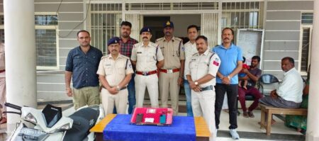 02.58 ग्राम अवैध मादक पदार्थ एम. डी. पावडर सहित दो युवाओं को पुलिस ने किया गिरफ्तार यशो:- नशा युवा पीढ़ी के लिये न केवल स्वास्थ्य की दृष्टि से खतरनाक है बल्कि नशा करने वाला व्यक्ति परिवार के लिये बोझ स्वरूप हो जाता है उसकी समाज एवं राष्ट्र के लिये उपादेयता शून्य हो जाती है। वह नशे से अपराध की ओर अग्रसर हो जाता है तथा शांतिपूर्ण समाज के लिये अभिशाप बन जाता है। इस आशय की बात पुलिस द्वारा जारी प्रेस नोट में कही गयी जिसमें जानकारी दी गयी है कि सूखे नशे से जुडे युवाओं को मंगलवार 28 जुलाई को गिरफ्तार किया गया है, इनके पास से 2.58 ग्राम एम डी पावडर जप्त किया गया है । दी गयी जानकारी में बताया गया है कि सिवनी शहर में विगत कई दिनों से सामाजिक संस्थाओं एवं बुद्धिजीवी लोगों के द्वारा बारापत्थर क्षेत्र मे लगातार सफेद पावडर की सुगबुगाहट मिल रही थी, जिससे युवा पीढ़ी एवं स्कूली छात्रों के इसकी चपेट में आने की सूचनाएं प्राप्त हो रही थी। जिला पुलिस अधीक्षक सुनील कुमार मेहता, अतिरिक्त पुलिस अधीक्षक गुरूप्रसाद शर्मा एवं अनुविभागीय अधिकारी पुलिस श्रीमती पूजा पांडे के द्वारा नशे के कारोबार पर कार्यवाही हेतु सख्त है जो कोतवाली पुलिस के द्वारा पूर्व में ड्रग्स, गांजा एवं अवैध शराब पर कई बड़ी कार्यवाहियां की जाती रही है । इसी कार्यवाही की अनुक्रम में दिनांक 28/07/24 को मुखबिर सूचना प्राप्त हुई कि काली चौक से सूफी नगर रोड मीनाक्षी एकेडमी के पास सिवनी में दो व्यक्ति मादक पदार्थ एम.डी. पावडर अपने पास रखे है जो थाना कोतवाली स्टाफ व्दारा घेराबंदी कर दबिश देकर रेड कार्यवाही की गई जो 2 आरोपी अवैध मादक पदार्थ एम.डी. पावडर लिये पकड़ा गया जिससे 2.58 ग्राम एम.डी. पावडर को जप्त किया गया। दोनों आरोपियों को गिरफ्तार कर आरोपियों के विरुध्द 8/22 एन.डी.पी.एस.एक्ट का अपराध पंजीबद्व कर विधिवत् कार्यवाही की गई एवं एम.डी. पावडर के अन्य स्रोतों का भी पता किया जा रहा है। उल्लेखनीय है कि दोनों आरोपीगणों के विरुद्व पूर्व से सट्टा, मारपीट जैसे अपराध पंजीबद्ध है। नाम आरोपीगण - मनीष बघेल पिता राम मिलन बघेल उम्र 28 वर्ष निवासी डी.पी. चतुर्वेदी कलेज के पास सी.व्ही. रमन वार्ड सिवनी, हर्षिल बघेल पिता जयनारायण बघेल उम्र 24 वर्ष निवासी ग्राम बींझावाडा थाना डूंडासिवनी । जप्ती - 1. 02.58 ग्राम अवैध मादक पदार्थ एम. डी. पावडर कीमती करीबन 7,500, बिना नम्बर की सुजुकी कम्पनी की स्कूटी, 3400 रूपये नगदी, दो एंड्राइड मोबाइल । सरहनीय कार्य- थाना प्रभारी कोतवाली सतीश तिवारी, उ.नि. राहुल ककोडिय़ा, प्र.आर. 406 राम अवतार डेहरिया, प्र.आर. 339 मुकेश विश्वकर्मा, आरक्षक 134 अमित रघुवंशी, 262 नीतेश राजपूत, 28 प्रतीक बघेल, 247 इरफान खान एवं 624 विक्रम देशमुख। अपील- पुलिस अधीक्षक सिवनी व्दारा सिवनी नगरवासियों से अपील की गई है कि शहर में चल रहे सफेद पावडर के व्यापार एवं इससे जुड़े लोगों के संबंध में पुलिस को गोपनीय रूप से सूचना देवें।