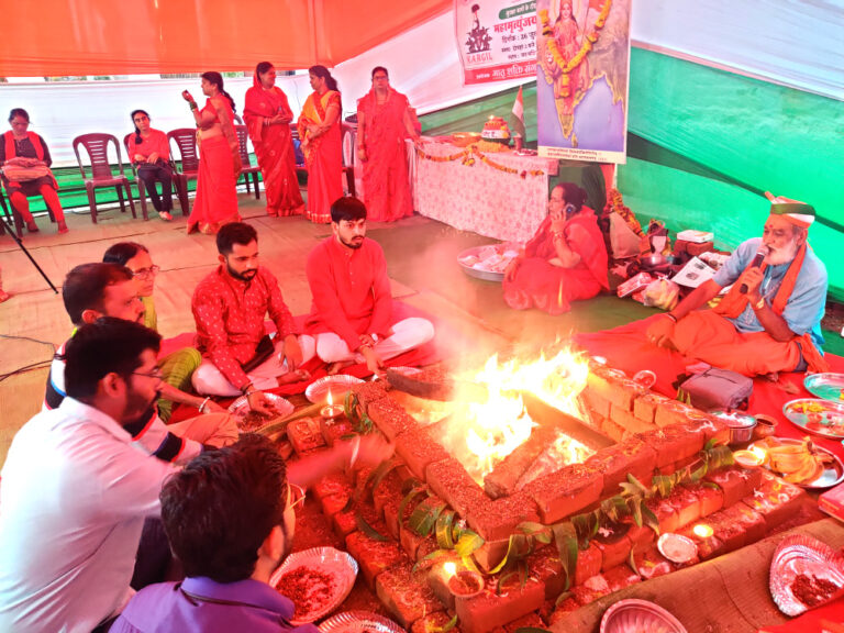 भारतीय सुरक्षा बलों की मंगलकामना के लिये महामृत्युंजय यज्ञ एवं रुद्राभिषेक. कारगिल विजय दिवस की 25 वीं वर्षगाँठ पर मातृशक्ति संगठन ने किया आयोजन . सिवनी यशो:- सुरक्षा कवच अभेद्य रहे ऐसी प्रार्थना महाकाल से - मातृशक्ति संगठन सदा से भारत माता की सुरक्षा में मुस्तैद सुरक्षा बलों के जवानों और अधिकारियों के कार्य को अत्यधिक सम्मान देता रहा है। शौर्य का सम्मान राष्ट्रीय कार्यक्रम के माध्यम से प्रतिवर्ष 26नवंबर को भारत माता की सेवा में तैनात जवानों और मां भारती की रक्षा करते हुए अपना सर्वोच्च बलिदान देने वाले अधिकारियों , जवानों का सम्मान करता है। श्रावण मास का पावन काल है, संगठन द्वारा सरहद पर भारत माता की रक्षा करने वाले जवानों ,अधिकारियों का सुरक्षा चक्र बलवान करने हेतु महाकाल प्रभु शिवशंकर जी से विनती करते हुए महायज्ञ का आयोजन किया गया । सिवनी के समस्त देशभक्त सम्माननीय नागरिक बंधु, जनप्रतिनिधि , पुलिस प्रशासन, ब्रम्हकुमारी आश्रम , महाकाल मठ मंदिर समिति सभी ने उपस्थिति हो कर भारतीय सैनिकों का सुरक्षा चक्र सदाअखंड रहे ऐसा मनोगत रखते हुए देश के नाम आहुति समर्पित की। मठ मंदिर का पवित्र प्रांगण मंत्रोच्चार से गुंजायमान हो उठा। यज्ञ वेदी से उठने वाली धधकती ज्वालाएं मानों भारत मां के द्रोहियों को भस्मीभूत करना चाहती है ऐसा प्रतीत हो रहा था। इस पावन श्रावणी बेला में संगठन के इस देश भक्ति से परिपूर्ण धार्मिक आयोजन में जिले के आस पास छुट्टियों पर आए फौजी भाई भी शामिल हुए जिनका उत्साह देखने लायक था । इस कार्यक्रम का रुद्ब1द्ग प्रसारण किया गया था जिसका एक मात्र उद्देश्य इस मंत्रोपचार के इस महायज्ञ को ड्यूटी पर तैनात फौजी भाई भी देख सकें और हुआ भी कुछ ऐसा ही लाइव जुड़े फौजी भाई अपनी खुशी व्यक्त करते हुए भावुक हुए और ष्द्यद्य करने लगे। पूर्ण आहुति के बाद आरती की गई। एवं राष्ट्रगान के साथ समापन पर समस्त श्रद्धालु भाई बहनों को प्रसाद वितरित करते हुए भारत माता की जय, वंदे मातरम के जयकारे लगाए गए एवं तिलक वंदन कर तिरँगे भेंट किये।