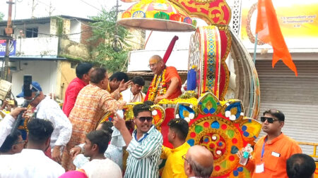 देश में 108 गौशाला प्रारंभ करेंगे. - स्वामी प्रज्ञानानंद निकली शोभायात्रा, हजारों श्रद्धालुओ ने किये दर्शन सिवनी यशो:- ब्रम्हलीन स्वामी स्वरूपानंद जी महाराज के शिष्य स्वामी प्रज्ञानानंद जी महाराज के शंकराचार्य बनने के उपरांत प्रथम आगमन पर नगर में भव्य आगवानी की गई। इस अवसर पर श्रद्धालु भक्तों एवं शिष्यों ने शोभायात्रा मठ मंदिर से प्रारंभ कर नगर के विभिन्न मार्गो से पूर्ण गरिमा के साथ निकाली शोभायात्रा मठ मंदिर से छिंदवाड़ा चौक, महावीर मढिय़ा होते हुए दुर्गा चौक, गिरजाकुण्ड, नेहरू रोड होते हुए शुक्रवारी पहुंची। यहां से गणेश चौक होते हुए बारापत्थर स्थित राशि लॉन में समापन हुआ। पूज्य स्वामी जी की शोभायात्रा का नगर के घर घर में स्वागत एवं मंगलाचार हुआ नगर के निवासियों एवं अनेक संस्थाओं ने अनेक स्थानों पर स्वागत वंदन कर आशीर्वाद प्राप्त किया । नगर के विभिन्न मार्गो से होते हुये शोभा यात्रा राशि लाँन पहुँची जहाँ यह शोभायात्रा धर्मसभा में परिवर्तित हो गयी । गुरूपूर्णिमा पर्व पर गुरूदीक्षा पादुका पूजन का कार्यक्रम आयोजित किया गया। साथ ही इस दौरान आयोजित पत्रकारवार्ता में स्वामी प्रज्ञानानंद महाराज ने पत्रकारों की शंका का समाधान करते हुए अपनी बात रखी। साथ ही उपस्थितजनों को अपना मंगल आर्शीवाद प्रदान किया। आपने सिवनी से अपना पुराना नाता की बात रखते हुए कहा कि यहां पर लोग मुझे आत्मीयता से बुलाते हैं और मैं यहां पर अपने भक्तों के द्वारा किये जाने वाले कार्यक्रमों में हमेशा से आता रहा हूं। 108 गौशाला प्रारंभ करेंगे.. गुरूजी के गृह जिले मेंं गौमाता की निर्मम हत्या पर उन्होंने दु:ख व्यक्त करते हुये कहा कि हमने आंदोलन या रैली नहीं निकाली बल्कि संकल्प लिया है कि हम पूरे प्रदेश में 108 गौशाला प्रारंभ करेंगे जिसमें गौमाता का संवर्धन होगा और इस तरह के कृत्य की पुनरावृत्ति नहीं होगी। साथ ही भागवत के दौरान भी हम भक्तों को गौरक्षा को लेकर प्रेरित करेंगे और गौमाता को राष्ट्रीय दर्जा दिलाया जाये जिसके लिए हमारा प्रयास सतत जारी रहेगा।