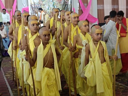 गीता परिवार के 14 बटुकों का हुआ यज्ञोपवीत संस्कार, पंडित जानकी बल्लभ मिश्रा ने दी गुरू दीक्षा पंडित जानकी बल्लभ मिश्रा ने अपने बटुको को गुरू दीक्षा के साथ उच्च संस्कार एवं समाज कल्याण का दिया उपदेश सिवनी यशो :- गीता परिवार के तत्वाधान में आचार्य पं. जानकी वल्लभ भाई मिश्र की मार्गदर्शी परंपरा आचार्यत्व में वैदिक आचार्यो ने शास्त्रीय विधि विधान से स्थानीय छिंदवाड़ा रोड हाऊसिंग बोर्ड कालोनी स्थित राजश्री पैलेश में 07 जुलाई रविवार को 14 बटुक ब्राम्हणों का यज्ञोपवीत संस्कार कराया गया एवं पंडित जानकी बल्लभ मिश्रा ने इन सभी बटुकों को गुरूमंत्र से दीक्षित किया । इस अवसर पर मौनी बाबा आश्रम मझगवां के संत बलवंतानंद जी महाराज भागवताचार्य पंडित जगमोहल मिश्रा जी की उल्लेखनीय उपस्थिती रही । कर्मकाण्डी वैदिक शिक्षा के क्षेत्र में कार्य करने के लिये प्रवृत करने की शास्त्रीय परंपरा के अनुसार बटुको के उपनयन संस्कार की शास्त्रीय विधि अनुसार विद्वान आचार्यो के आचार्यत्व में उपनयन संस्कार का कार्यक्रम रविवार को भोर से प्रारंभ होकर दोपहर बाद तक किया गया । इस कार्यक्रम में 14 बटुक ब्राम्हणों का यज्ञोपवीत संस्कार संपन्न कराया गया । कार्यक्रम में बटुको के माता- पिता, बहिन भाई, मामा, बुआ सहित अन्य स्नेही एवं परिजन उपस्थित रहे । गीता परिवार के संस्थापक पं. जानकी वल्लभ भाई मिश्र के द्वारा सभी बटुक ब्राम्हणों को गायत्री मंत्र की दीक्षा सहित ब्राह्मणत्व के आवश्यक दिशा निर्देश एवं जीवन को सात्विक धर्म पालन, परोपकार की भावना से संपूर्ण समाज के कल्याण के संकल्प के साथ कार्य करने की मनोवृत्ति बनाने के निर्देश दिये । यह सभी बटुक पंडित जानकी बल्लभ मिश्रा से वैदिक शिक्षा ग्रहण कर रहे है और कर्मकाण्ड की शास्त्रीय विधि का नियमित अध्ययन कर रहे है । पं. जानकी वल्लभ भाई मिश्रा के आचार्यत्व में सन् 1992 से निरंतर वैदिक विधि से कार्मकाण्ड की शिक्षा का क्रम चल रहा है और प्रतिवर्ष सामुहिक रूप से यज्ञोपवीत संस्कार का वृहद आयोजन कराया जाता है जिसमें हजारों की संख्या में आज तक बटुक ब्राम्हणों का यज्ञोपवीत संस्कार किया जा चुका है। इसके साथ ही श्री मिश्रा के द्वारा अपने निवास स्थान पर बटुक ब्राम्हणों को कर्मकांड एवं वैदिक मंत्रों व शास्त्रों की शिक्षा भी प्रदान की जा रही है। श्री मिश्रा जी के द्वारा गीता परिवार का गठन कर जन-जन तक गीता का संदेश पहुंचाने का कार्य भी किया जा रहा है। श्री मिश्र के नेतृत्व में गीता परिवार निरंतर गीता पाठ का आयोजन कर गीता को घर-घर तक पहुंचाने का काम कर रही है। रविवार को गीता परिवार के तत्वाधान में आचार्य पं. जानकी वल्लभ मिश्र के परम सानिध्य में यज्ञोपवीत संस्कार कार्यक्रम का आयोजन सम्पन्न कराया गया इस कार्य में राजश्री पैलेश के संचालक नरेद्र टांक हर संभव सहयोगी की भूमिका में रहते है । इस कार्यक्रम को सफल बनाने में रामनरेश कौशिक, प्रकाश शर्मा एवं समस्त गुरू परिवार का सहयोग सराहनीय रहा । कार्यक्रम में शहर के गणमान्य नागरिक, गीता परिवार के सदस्य, गुरू परिवार के सदस्य बड़ी संख्या में शामिल हुए। उल्लेखनीय होगा की पं. जानकी वल्लभ मिश्रा के द्वारा जिले में शिक्षा विभाग में अपनी सेवाएं देते हुए हजारों बच्चों का भविष्य संवारा गया। उनके द्वारा जिला मुख्यालय की नेताजी सुभाषचंद्र बोस विद्यालय एवं शासकीय उ.मा. वि. भैरोगंज में प्राचार्य के रूप में अपनी सेवा दी गई। श्री मिश्रा के द्वारा शुरू से ही वैदिक संस्कृति और शास्त्र से बच्चों को जोडऩे का काम किया जा रहा है। श्री मिश्रा के द्वारा भौतिकता और पश्चात संस्कृति के ओर भाग रहे वर्तमान दौर की युवा पीढ़ी पर वैदिक संस्कृति, शास्त्रों के जनजागृति लाने की दिशा में निरंतर कार्य किया जा रहा है।