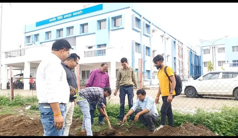 वसुंधरा को हराभरा करने एवं पर्यावरण संरक्षण में सहभागिता निभा रहे अधिकारी-कर्मचारी एवं आमजन सिवनी यशो:- आने वाली पीढ़ी के सुरक्षित और स्वस्थ भविष्य तथा वसुंधरा को हराभरा करने एवं पर्यावरण संरक्षण को लेकर प्रदेश में "एक पेड़ मां के नाम" अभियान संचालित हैं। अभियान में सहभागिता सुनिश्चित करते हुए अधिकारी-कर्मचारियों सहित बड़ी संख्या में आम जनमानस "एक पेड़ मां के नाम" अभियान से जुड़ते हुए अपने घरों के आस-पास एवं अन्यत्र भूमि पर पौधारोपण कर रहे हैं। साथ ही अन्य व्यक्तियों को भी एक पौधा लगाने हेतु प्रेरित कर रहे हैं। इसी क्रम में गुरूवार 11 जुलाई को शासकीय सिविल हॉस्पिटल लखनादौन सेक्टर मेडिकल ऑफिसर एवं स्वास्थ्य टीम के द्वारा चिकित्सालय परिसर एवं आयुष्मान आरोग्य मन्दिर सिहोरा में फलदार, छायादार एवं औषधी महत्व के पौधों का रोपण किया गया। इसी तरह मध्य प्रदेश जन अभियान परिषद् नवांकुर संस्था परासिया एवं वेलफेयर फाउंडेशन समिति विकासखंड छपारा द्वारा ग्राम गोहना स्कूल परिसर में, नगर परिषद केवलारी कार्यालय परिसर में स्थानीय जनप्रतिनिधियो एवं पुल निर्माण विभाग सिवनी के अधिकारी कर्मचारियों द्वारा कार्यालय परिसर में पौधारोपण किया गया।