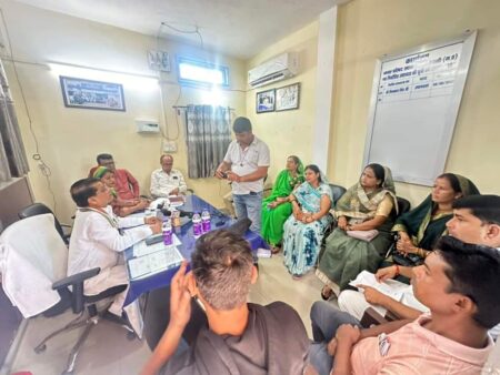 छपारा नगर परिषद ने संपत्ति कर में रियायत देने पर सहमति बनायी पार्षदों ने बैठक के दौरान क्षेत्रीय विधायक को सौँपा ज्ञापन छपारा यशो:- नगर परिषद के निर्वाचन के पहले प्रशासक के द्वारा छपारा नगर परिषद ने नगर के मकान और अन्य टैक्सों को लेकर जो निर्धारण किया गया था, वह अन्य नगर पालिका और नगर परिषद की तुलना में अधिक है जिसका बोझ लोगों को भारी लग रहा है । इस टैक्स को जमा करने में लोग सक्षम नहीं है जिसको लेकर लगातार लोगों में आक्रोश देखा जा रहा था । गत दिवस इस मामले को लेकर तिंसा ग्राम पंचायत की महिलाओं ने हंगामा भी किया और उन्होंने यहां तक मांग कर डाली कि उन्हें वापस ग्राम पंचायत पर ही भेज दिया जाए । इस प्रकार के आक्रोश को देखते हुये मंगलवार को नगर परिषद की सामान्य सभा की बैठक आयोजित की गई । इस बैठक में स्थानीय विधायक ठाकुर रजनीश सिंह भी पहुंचे जहां उन्होंने इस मुद्दे को लेकर भी नगर परिषद में चर्चा की जिसको लेकर सभी पार्षदों ने छपारा नगर में मकान टैक्स और अन्य टैक्सों को लेकर अपनी बात रखी और सभी पार्षदों ने मनमाने तरीके से बढ़ाये गये टैक्स में रियायत देने पर सहमति व्यक्त की । नगर परिषद के द्वारा जनता को राहत देने संबंधी विचार से नगरीय प्रशासन विभाग को अवगत कराने के लिये क्षेत्रीय विधायक को ज्ञापन भी पार्षदों के द्वारा सौंपा गया । नगर परिषद का कहना है कि अनुचित रूप से सम्पत्ति कर की दरो का निर्धारण किया उस समय किया गया जब नगर परिषद प्रशासक एवं मुख्य नगर पालिका अधिकारी के संचालन में थी । ें नगर परिषद छपारा मुख्य ग्राम छपारा एंव समीप छोटे-छोटे ग्रामों को सम्मिलत कर वर्ष 2021 में गठित कर बनाई गई है । जिसकी जनसंख्या 20146 है। नगर परिषद छपारा के अस्तित्व में आने पर उसका संचालन मुख्य नगरपालिका अधिकारी एवं प्रशासक द्वारा ही किया जाता था, इनके साथ कोई जनप्रतिनिधि नहीं था। परिषद के गठन के पूर्व ग्राम पंचायत द्वारा कर अधिरोपित किये जाने थे। ऐसी दशा में तत्कालीन मुख्य नगरपालिका अधिकारी द्वारा संपत्तिकर अधिरोपित करने हेतु नगरीय प्रशासन के अधीनस्थ कार्यालय से कर लगने की दर की जानकारी मांगी थी। शहरी विकास मंत्रालय में नगर परिषद एवं नगर पालिकाओं द्वारा लगाए जाने वाले सम्पत्तिकर से भी अधिक दर से सम्पत्तिकर लगाए जाने आदेशित कर दिया था । तत्कालीन मुख्यनगरपालिका अधिकारी ने उक्त आदेश को मानने हेतु किसी भी प्रकार जनहित की उपेक्षा करते हुये एवं नगरीय निकायों के निर्धारित संपत्तिकर की तुलनात्मक अध्ययन किये बिना छपारा नगर परिषद के संपत्तिकर का निर्धारण स्वीकार कर लिया । नगर परिषद छपारा की जून माह की आर्थिक स्थिति इतनी अच्छी नहीं है. कि वह इस अनुचित दर से लगाए गए सम्पत्ति कर को अदा कर सके । ऐसी अवस्था में रिकवरी नही हो पा रही है और बकाया कर बढ़ते जा रहे है। पूर्व में लगाए गए अनुचित दर के कर को कम करने एवं चालू वर्ष में कर लगाने हेतु उचित दर का आदेश देने की कार्यवाही की मांग छपारा नगर परिषद द्वारा की गयी है।