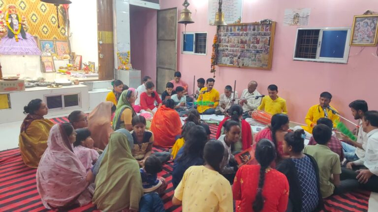 सिद्ध ज्वाला देवी पीठ में भक्तिमय सुंदरकांड एवं हनुमान चालीसा का संगीतमय 48 वाँ सप्ताह संपन्न भक्तिभाव से भरे युवाओं एवं मातृशक्ति ने बड़ी संख्या में की सहभागिता    सिवनी यशो: - सिवनी नगर के उप नगरीय क्षेत्र भैरोगंज परतापुर रोड में स्थित श्री मां आदिशक्ति ज्वाला देवी सिद्ध पीठ मंदिर में श्रावण माह के पवित्र शनिवार को 48वेंंं शनिवार को युवाओं एवं मातृशक्ति ने सास्वर भक्तिमय सुंदरकांड एवं हनुमान चालीसा का पाठ किया। सिद्ध ज्वाला देवी पीठ में सुंदर कांड एवं हनुमान चालीसा का सामुहिक पाठ युवाओं एवं मातृशक्ति द्वारा लगातार पिछले 48 सप्ताह से जारी है युवा एवं मातृशक्ति पूरे उत्साह के साथ हर शनिवार को शाम 6:00 बजे एकत्रित होकर भक्तिपूर्ण माहौल तैयार कर माता ज्वालादेवी के समक्ष संगीतमय सुंदरकांड एवं हनुमान चालीसा का पाठ करते है एवं इसके पश्चात महाआरती का आयोजन कर महाप्रसाद का वितरण किया जाता है । धार्मिक कार्य में इस प्रकार की नियमित्ता इस बात का स्पष्ट संकेत है कि युवाओं में समाज कल्याण का भाव तेजी से जागृत हो रहा है और आध्यात्म की ओर उनका झुकाव युवाओं को दिशा देने का क्रांतिकारी कदम है ।    मंदिर समिति के शुभम राजपूत ने बताया कि माता रानी के दरबार में इस शनिवार को अमित कुमार भांगरे (भैरोगंज) यजमान रहे। नवयुवकों के द्वारा सास्वर सुंदरकांड पाठ एवं हनुमानजी चालीसा का पाठ भक्तिमय वातावरण का निर्माण कर रहा है । इस आयोजन में मातृशक्ति की उपस्थिती भी निरंतर बढ़ते जा रही है ।    भक्ति और श्रद्धा के साथ पाठ के पश्चात महाप्रसाद वितरण एवं भंडारा भी यजमानों के सहयोग से किया जाता है । सिद्ध पीठ ज्वाला देवी मंदिर समिति द्वारा प्रति शनिवार होने वाले सुंदरकांड पाठ में मुख्य रूप से जो भी अपने नाम से पाठ कराना चाहता है, वह यजमान बनने के लिए मंदिर समिति से संपर्क कर सकता है। आने वाले शनिवारों श्रावण मास का धार्मिक महत्व रहेंगा श्रद्धालुओं से अधिक से अधिक संख्या में उपस्थिति का आग्रह है।